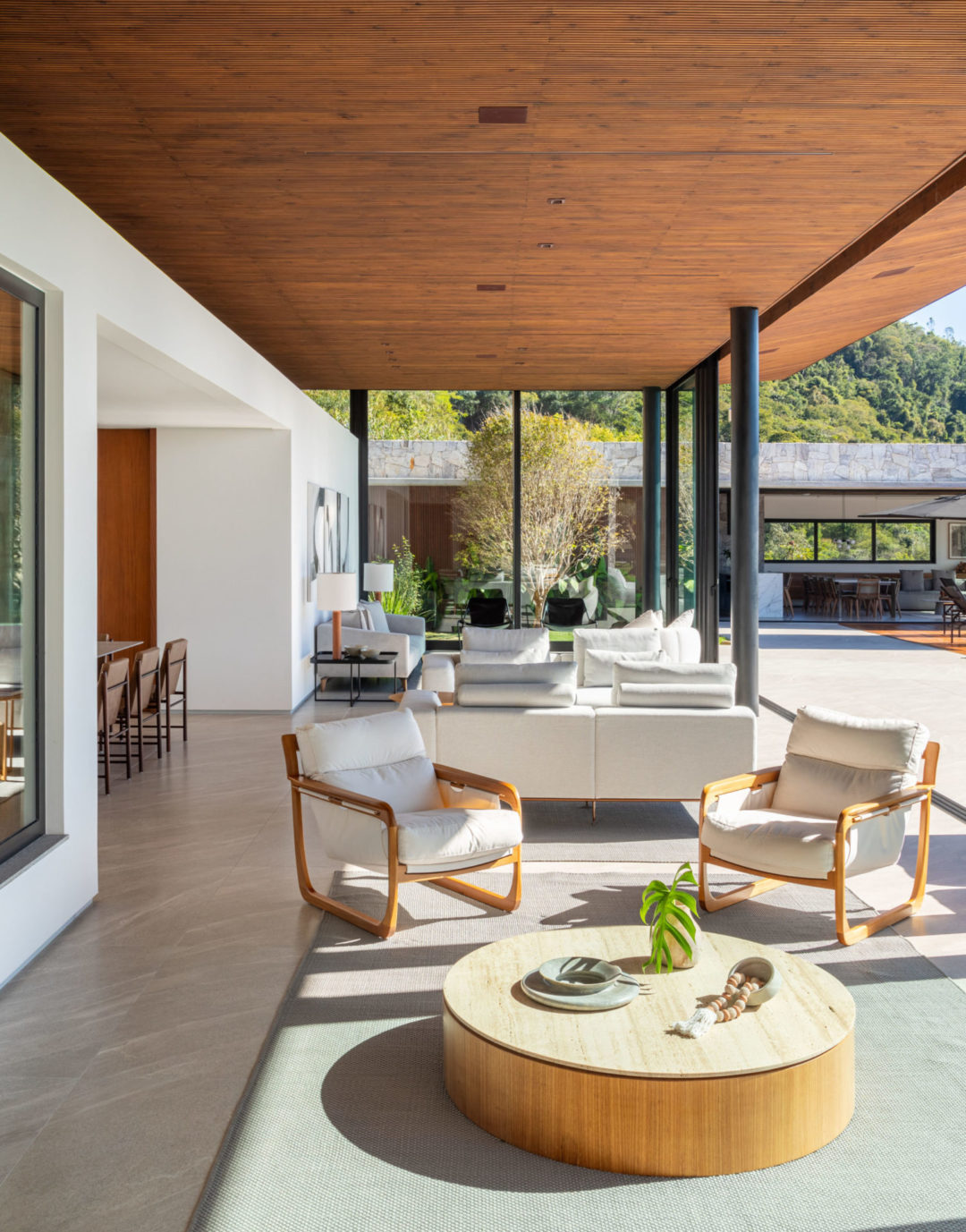 Localizada em Itaipava (distrito de Petrópolis, RJ), esta casa de campo é um refúgio moderno integrado à natureza. Na decoração, de estilo contemporâneo despojado, tudo é novo. Os arquitetos priorizaram móveis modernos e atuais assinados por designers brasileiros, com traços simples e atemporais, que ‘conversam’ com a arquitetura da casa, a exemplo das chaises Pitu, do Aristeu Pires.