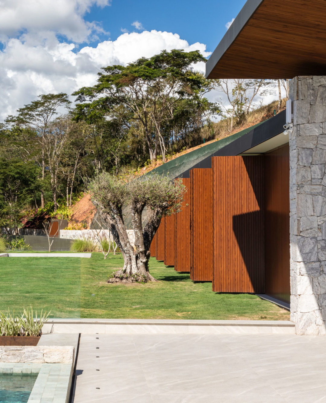 Localizada em Itaipava (distrito de Petrópolis, RJ), esta casa de campo é um refúgio moderno integrado à natureza. Projetada do zero durante a pandemia pelos arquitetos Fabio Bouillet e Carol Freitas, do escritório BF mais Arquitetos