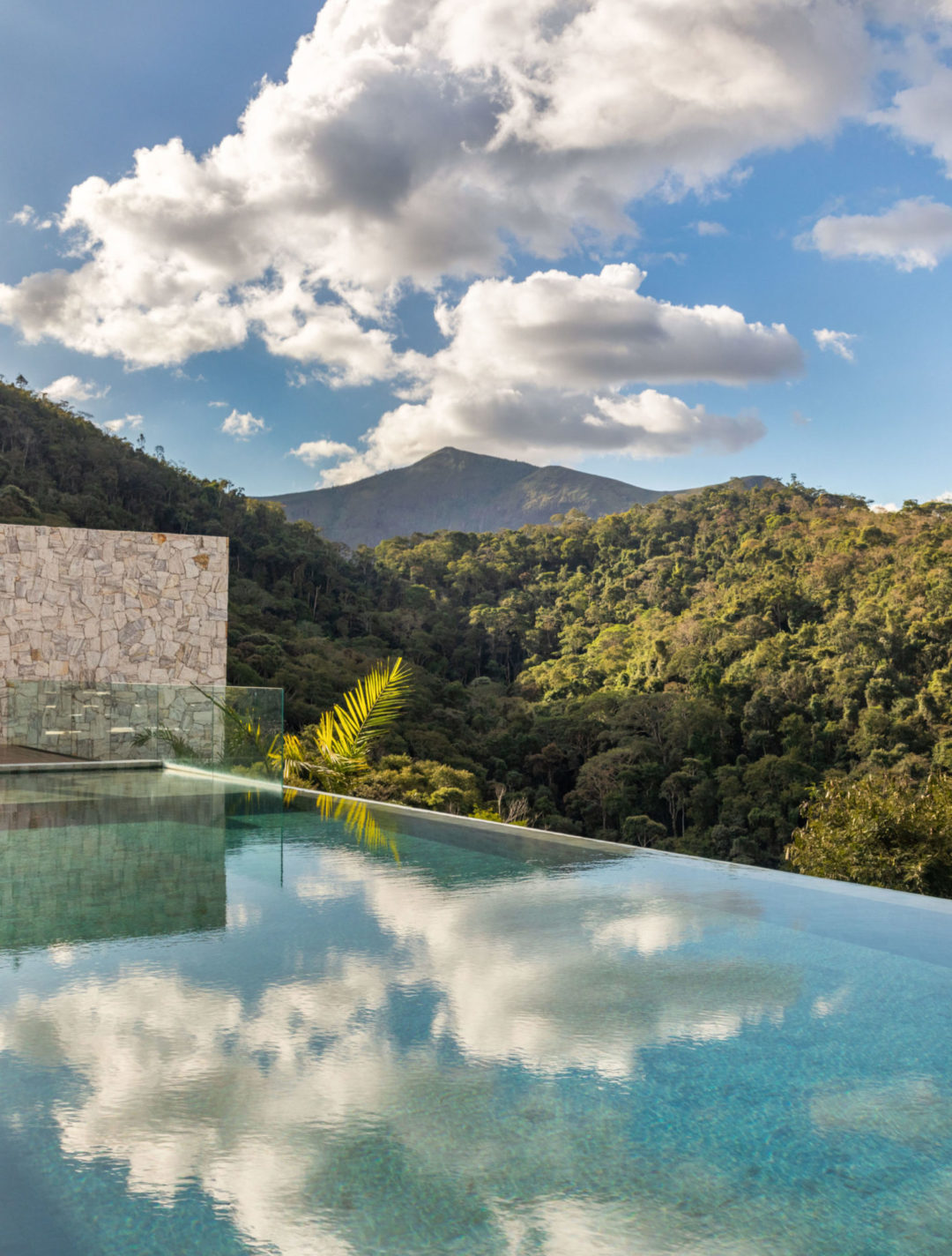 Localizada em Itaipava (distrito de Petrópolis, RJ), esta casa de campo é um refúgio moderno integrado à natureza. Projetada do zero durante a pandemia pelos arquitetos Fabio Bouillet e Carol Freitas, do escritório BF mais Arquiteto