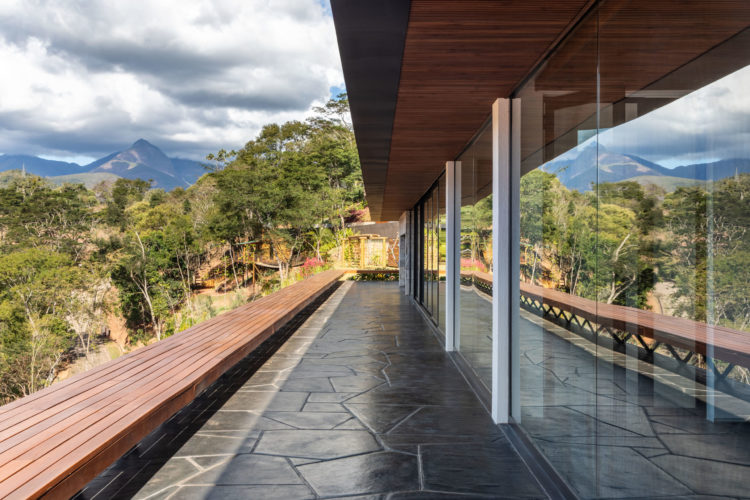 Localizada em Itaipava (distrito de Petrópolis, RJ), esta casa de campo é um refúgio moderno integrado à natureza. Projetada do zero durante a pandemia pelos arquitetos Fabio Bouillet e Carol Freitas, do escritório BF mais Arquitetos. Piso inferior concentra a academia e um salão de jogos com estar e tv integrados.