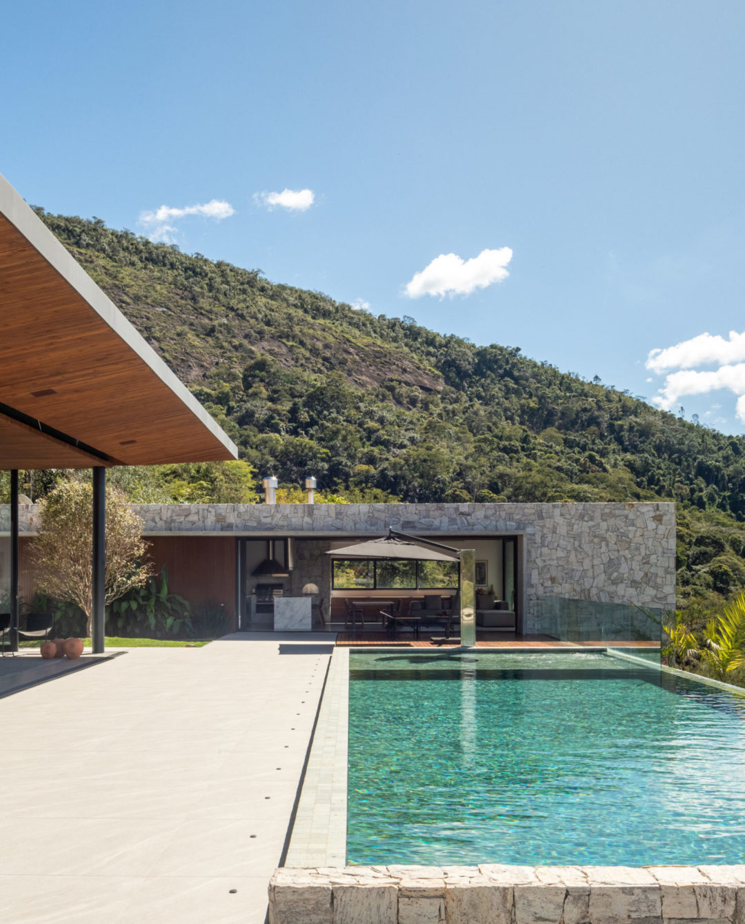 Localizada em Itaipava (distrito de Petrópolis, RJ), esta casa de campo é um refúgio moderno integrado à natureza. Projetada do zero durante a pandemia pelos arquitetos Fabio Bouillet e Carol Freitas, do escritório BF mais Arquiteto