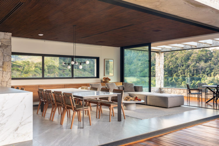 Localizada em Itaipava (distrito de Petrópolis, RJ), esta casa de campo é um refúgio moderno integrado à natureza. Projetada do zero durante a pandemia pelos arquitetos Fabio Bouillet e Carol Freitas, do escritório BF mais Arquitetos.