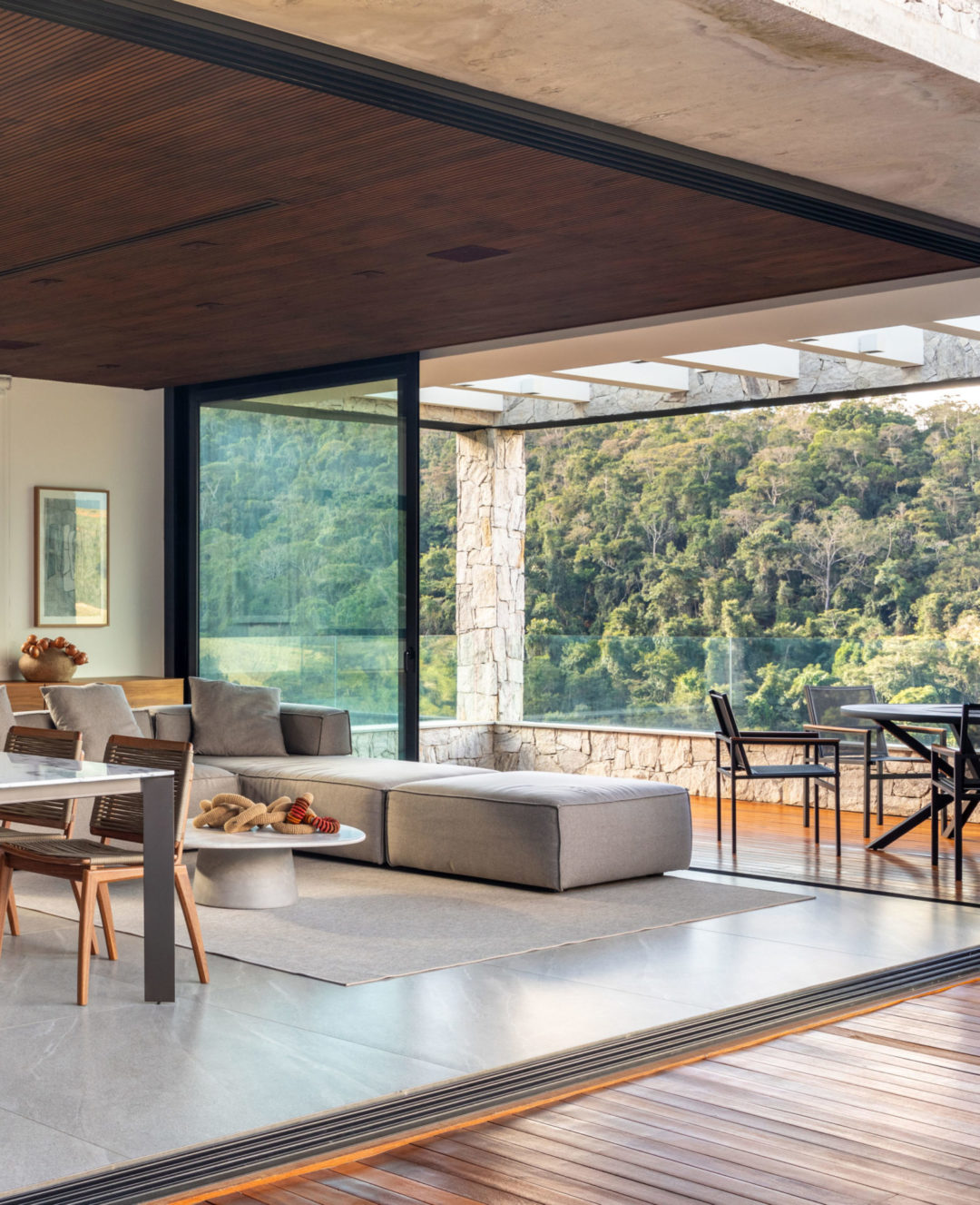 Localizada em Itaipava (distrito de Petrópolis, RJ), esta casa de campo é um refúgio moderno integrado à natureza. Projetada do zero durante a pandemia pelos arquitetos Fabio Bouillet e Carol Freitas, do escritório BF mais Arquitetos