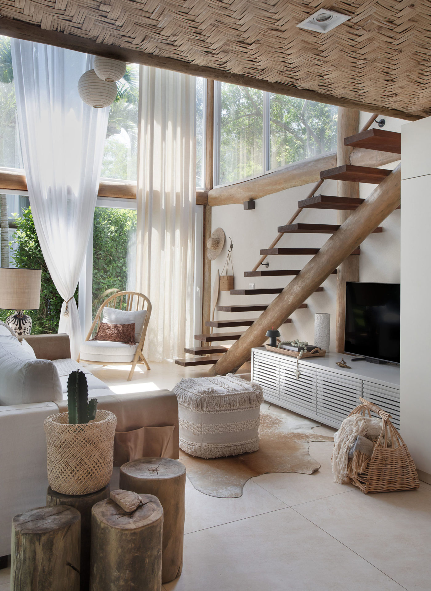 sala de estar com escada