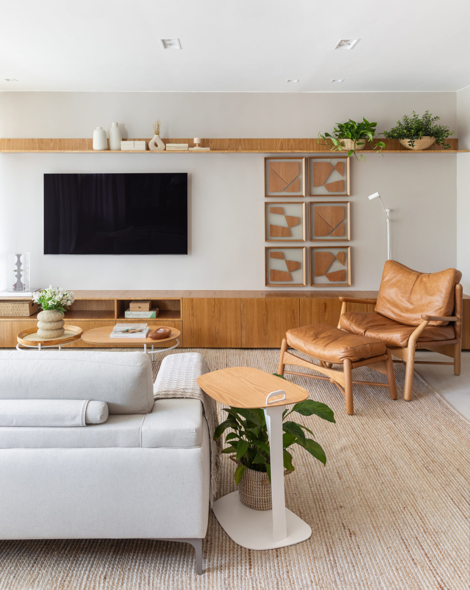 Com foco em conforto e funcionalidade, Gabriela renovou completamente a cobertura duplex de 200m², sem alterar a planta original, atualizando a infraestrutura elétrica e repaginando os ambientes.