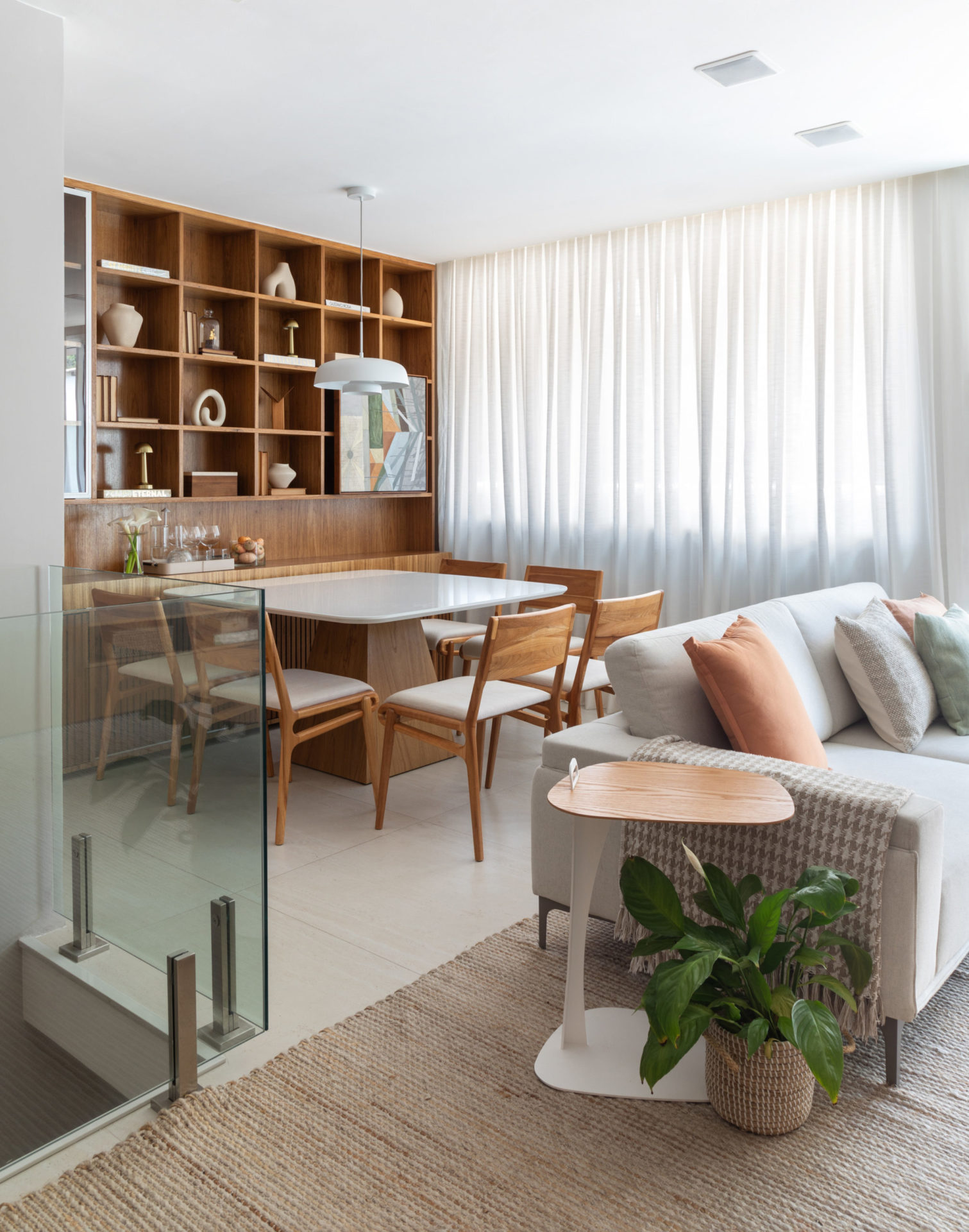 Com foco em conforto e funcionalidade, Gabriela renovou completamente a cobertura duplex de 200m², sem alterar a planta original, atualizando a infraestrutura elétrica e repaginando os ambientes.