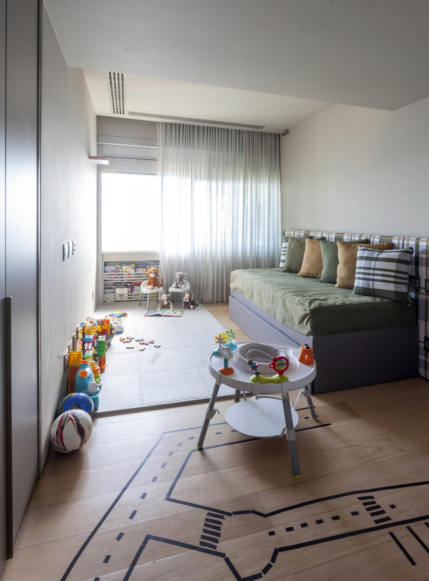 Debruçada sobre a Baía de Todos os Santos, uma cobertura duplex de 600 m² em Salvador foi escolhida por um casal na casa dos 40 anos – ele, empresário; ela, médica – para virar o lar ideal da família com três filhos.A missão de transformar o espaço ficou nas mãos do arquiteto David Bastos, do escritório DB Arquitetos, que entrou em cena desde a etapa de garimpo: ajudou a selecionar entre duas unidades disponíveis no prédio e depois comandou o projeto de reforma e decoração, moldando o imóvel à nova rotina dos moradores.