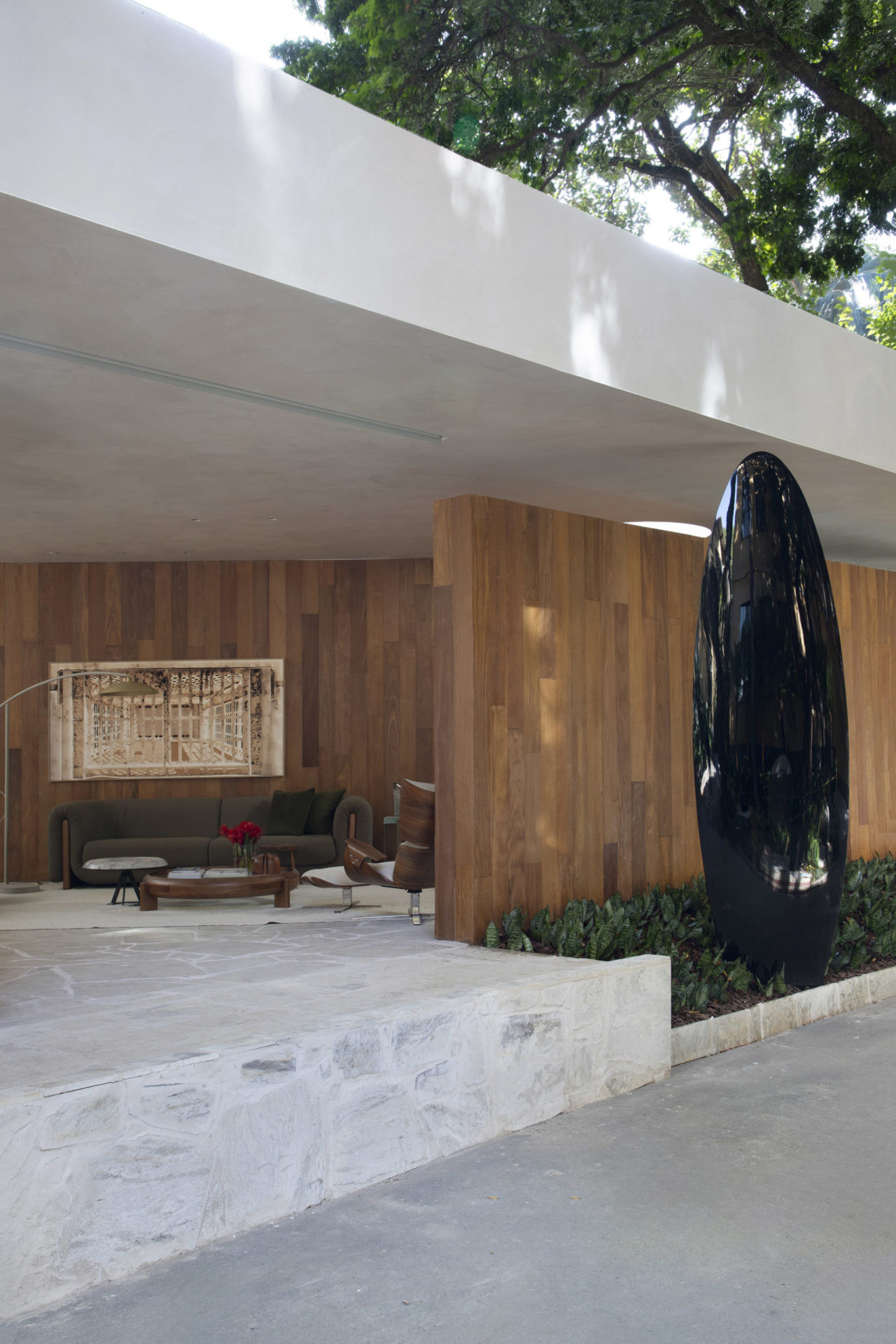 fachada da casa paulistana e escultura