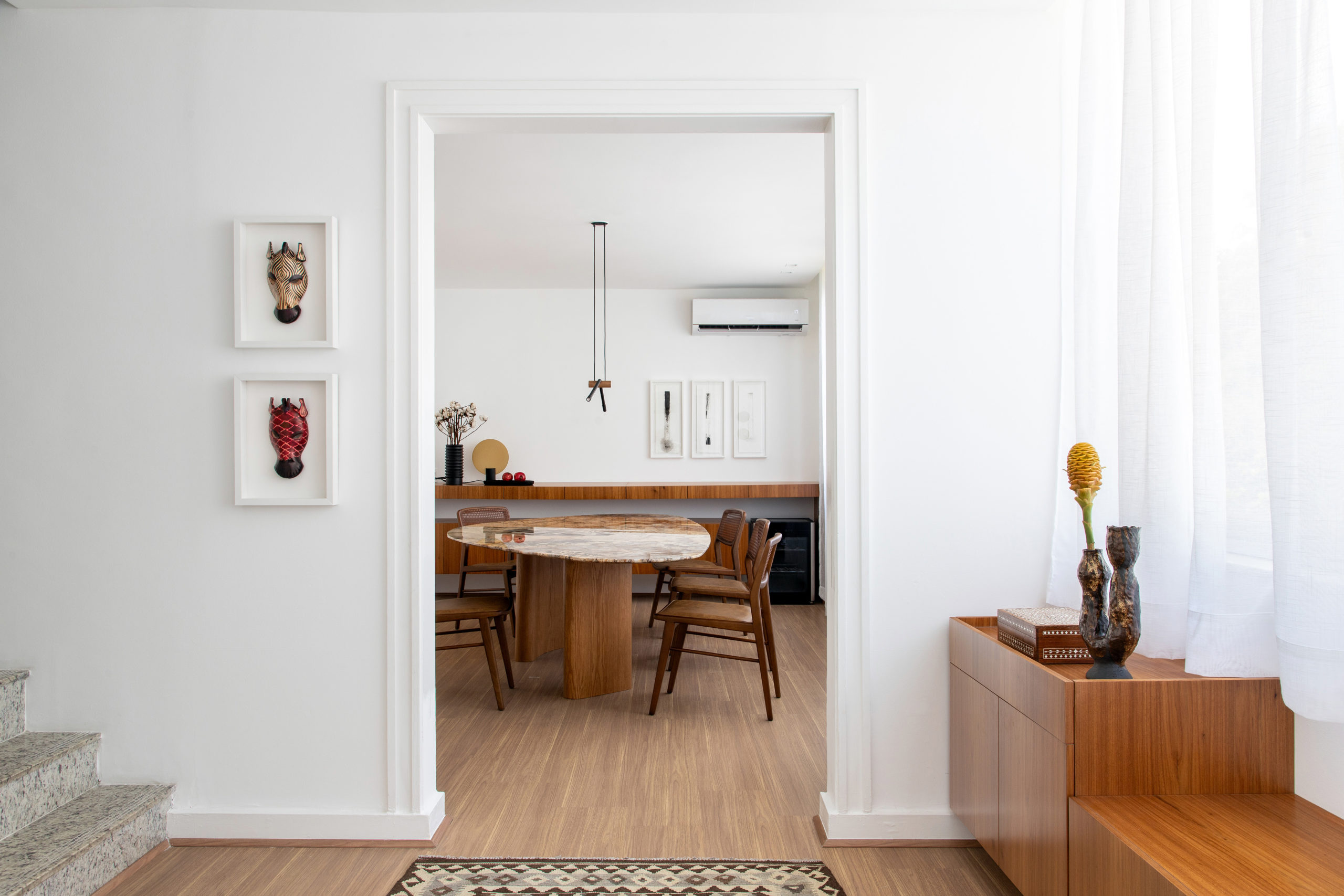 sala de jantar e visão parcial da sala de estar