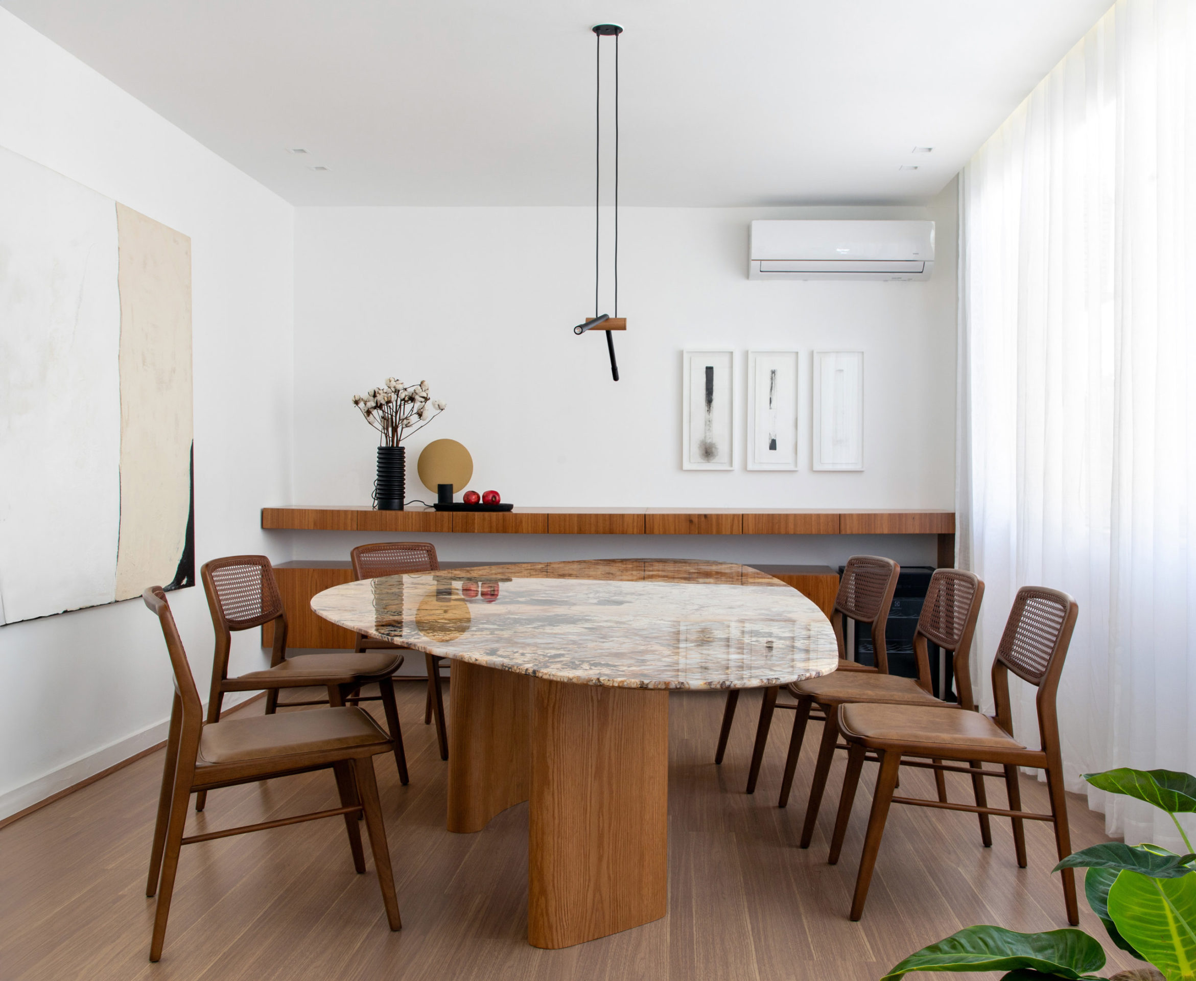 mesa de jantar e aparador