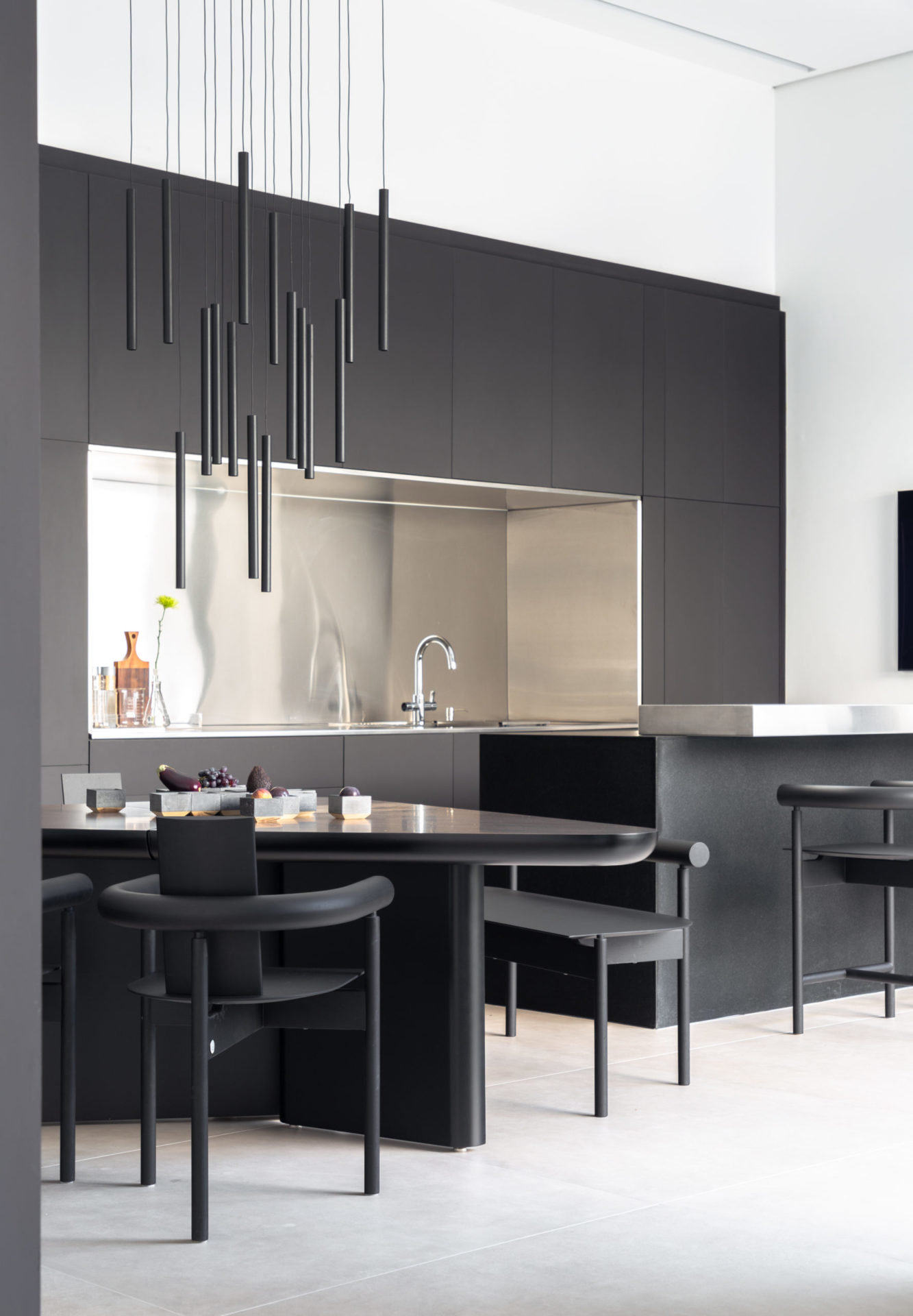 sala e espaço gourmet em preto e branco