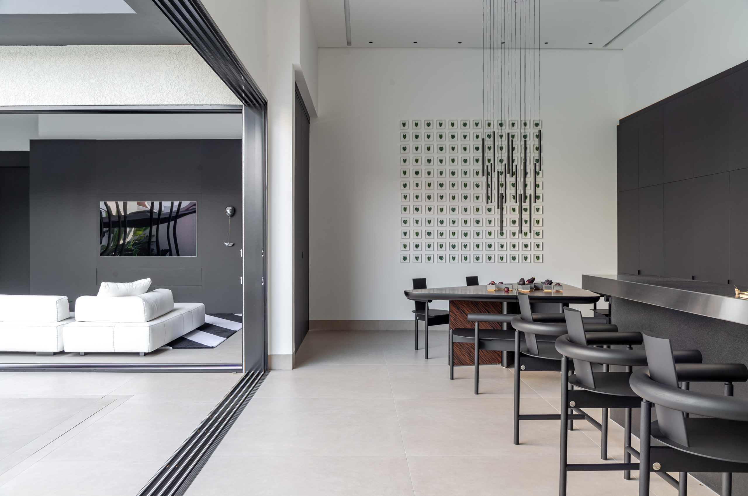 Reforma une estilo funcional, arte e tecnologia em casa no Paraná