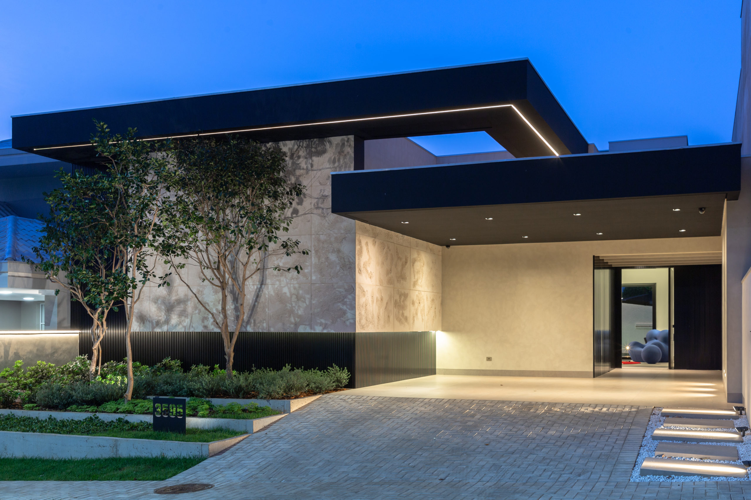 fachada da grey house e jardim