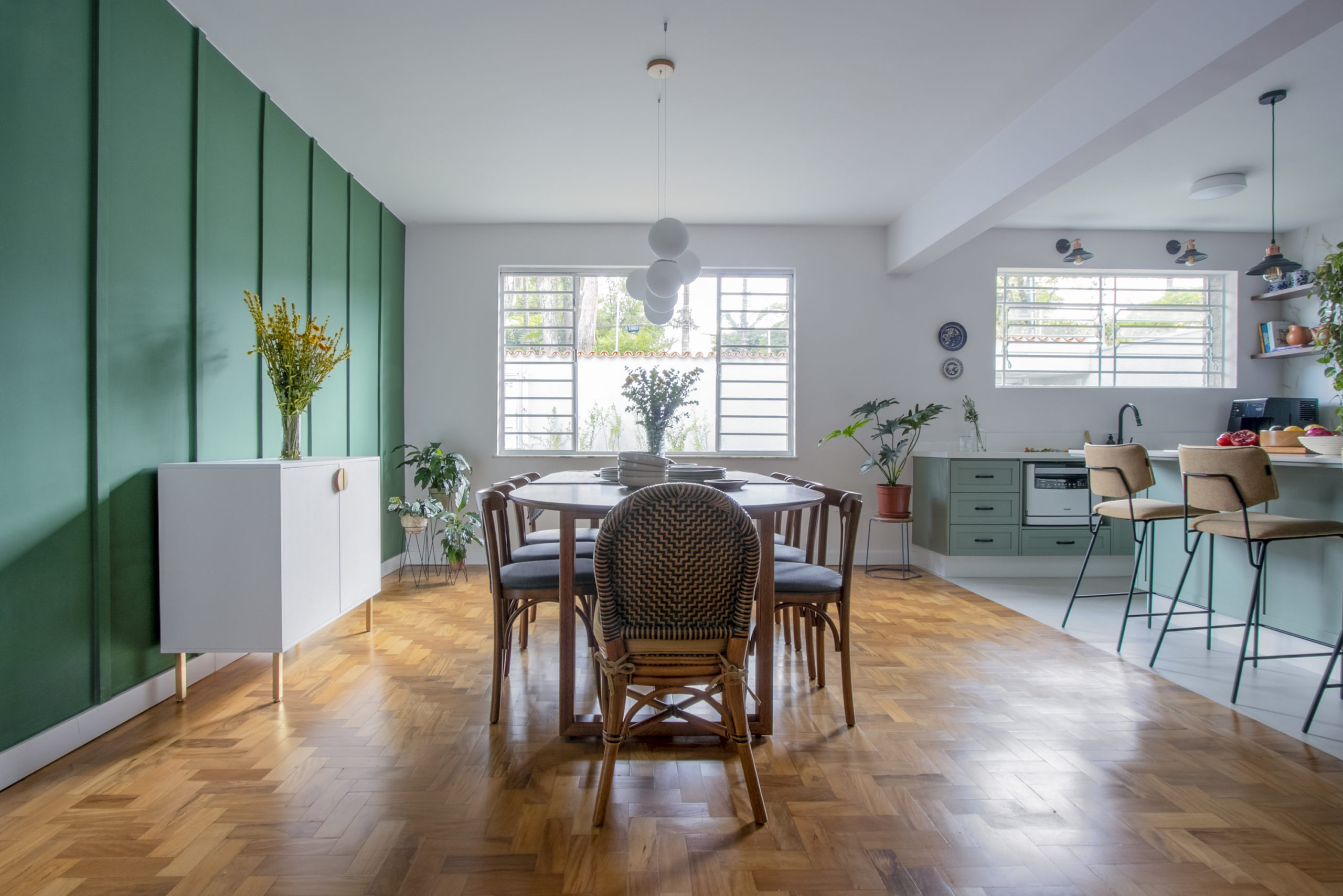 sala de jantar com parede verde