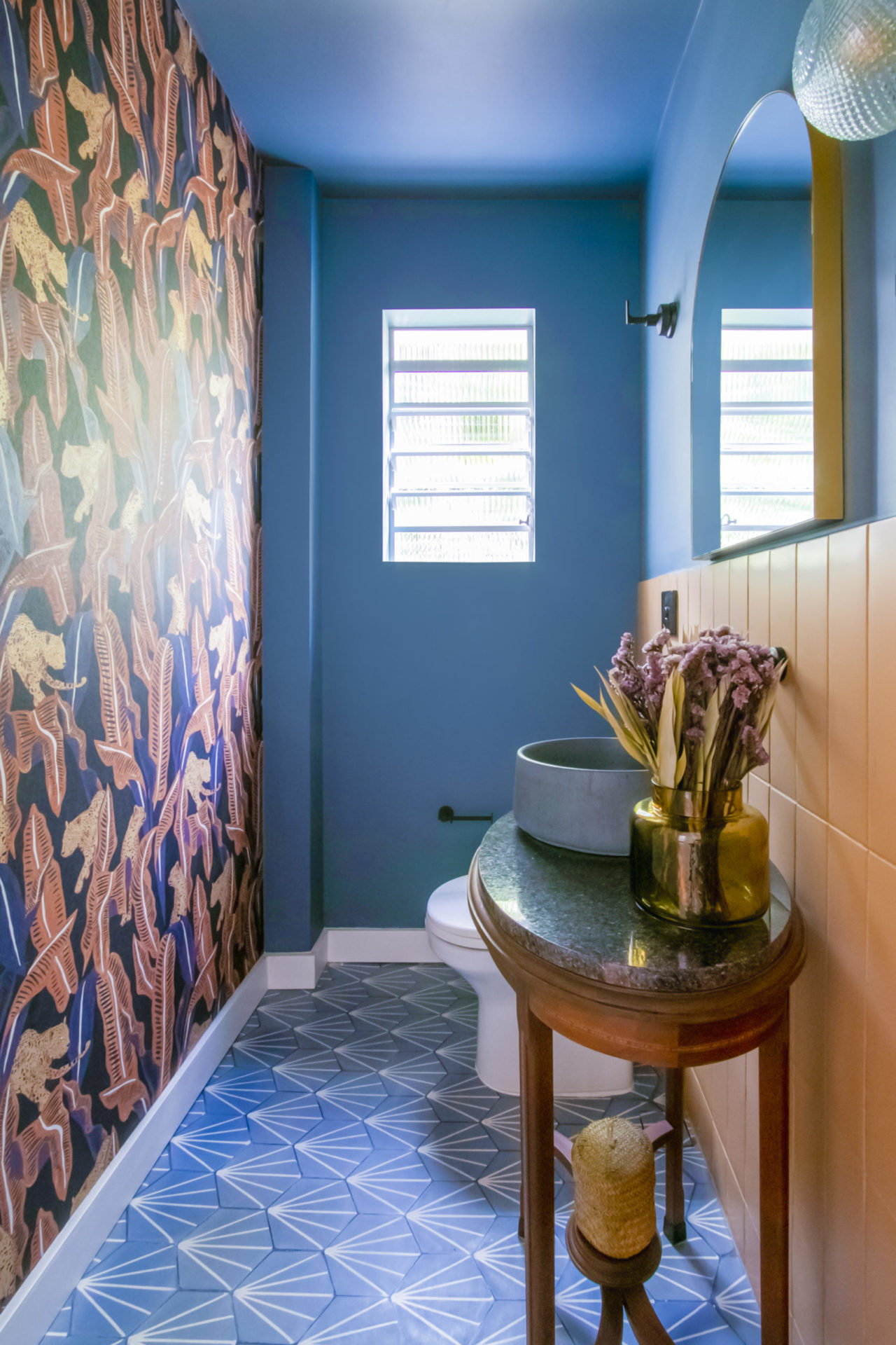 lavabo com tom azul e iluminado