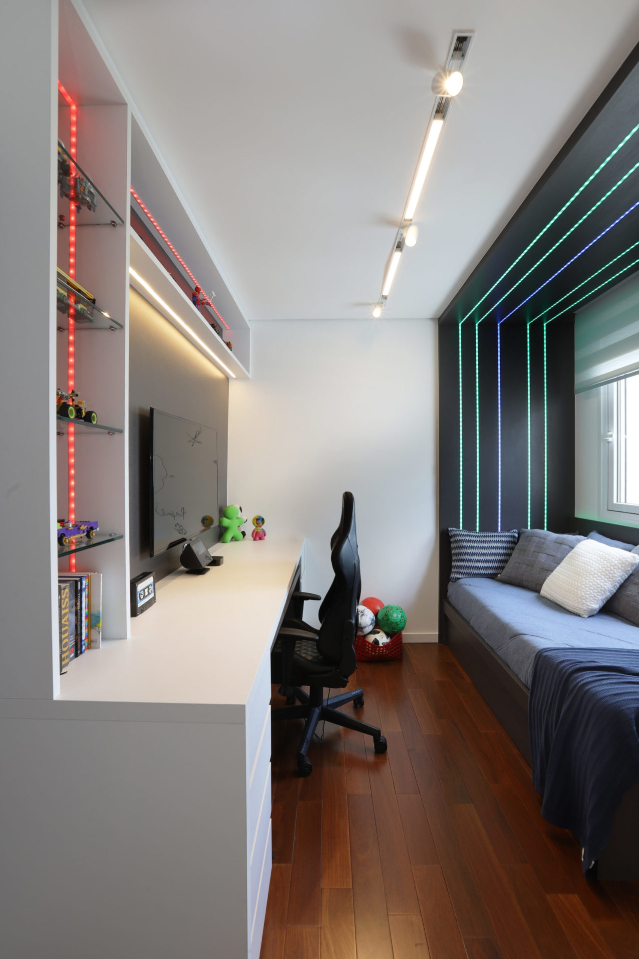 quarto gamer de menino com iluminação de LED