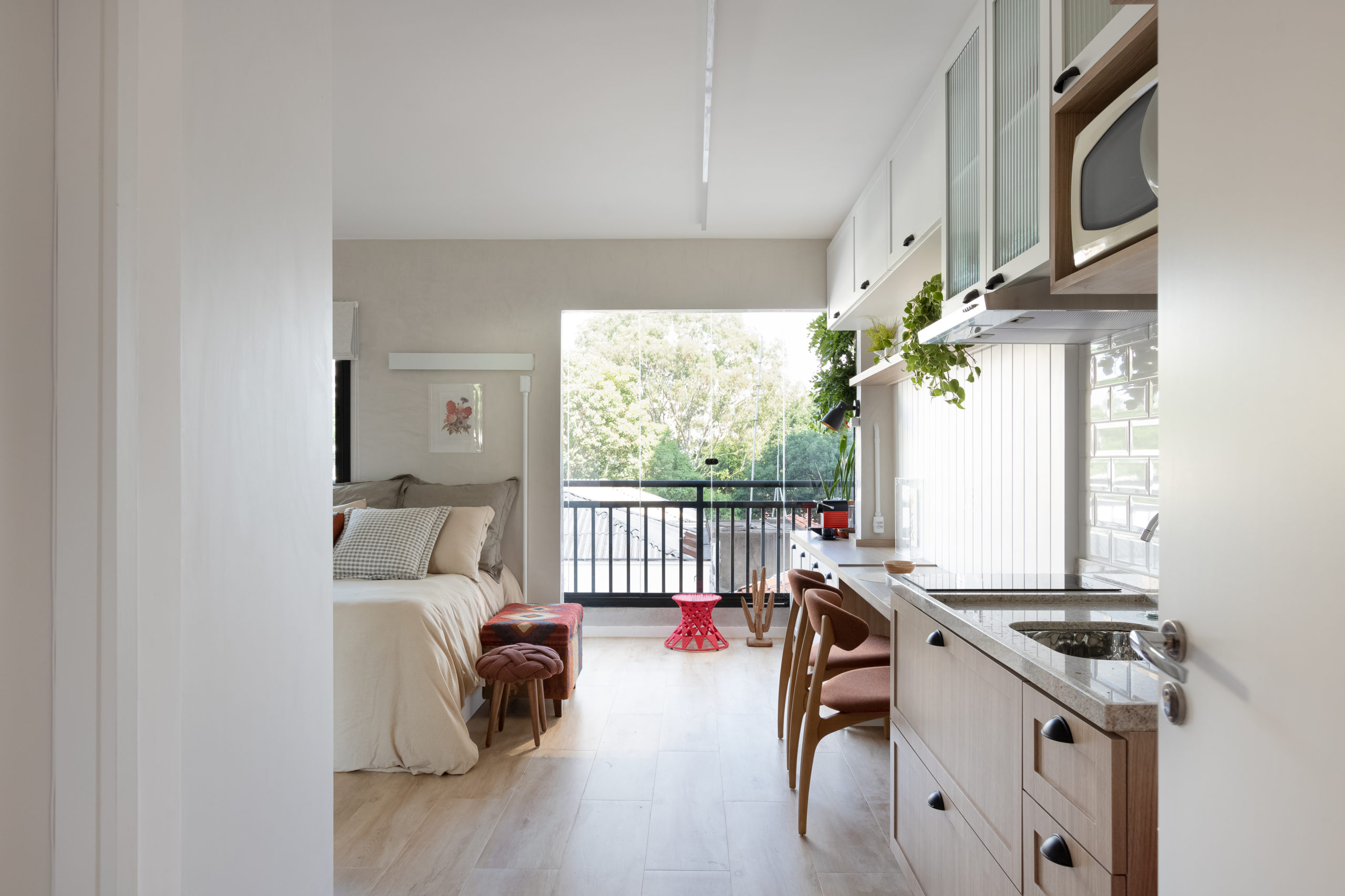 visão do apartamento boho chic com varanda ao fundo