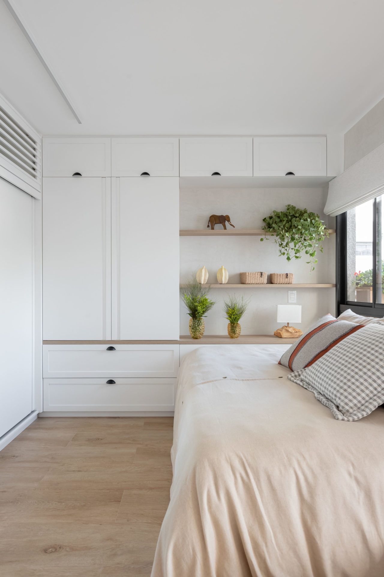 quarto com cama e armário embutido