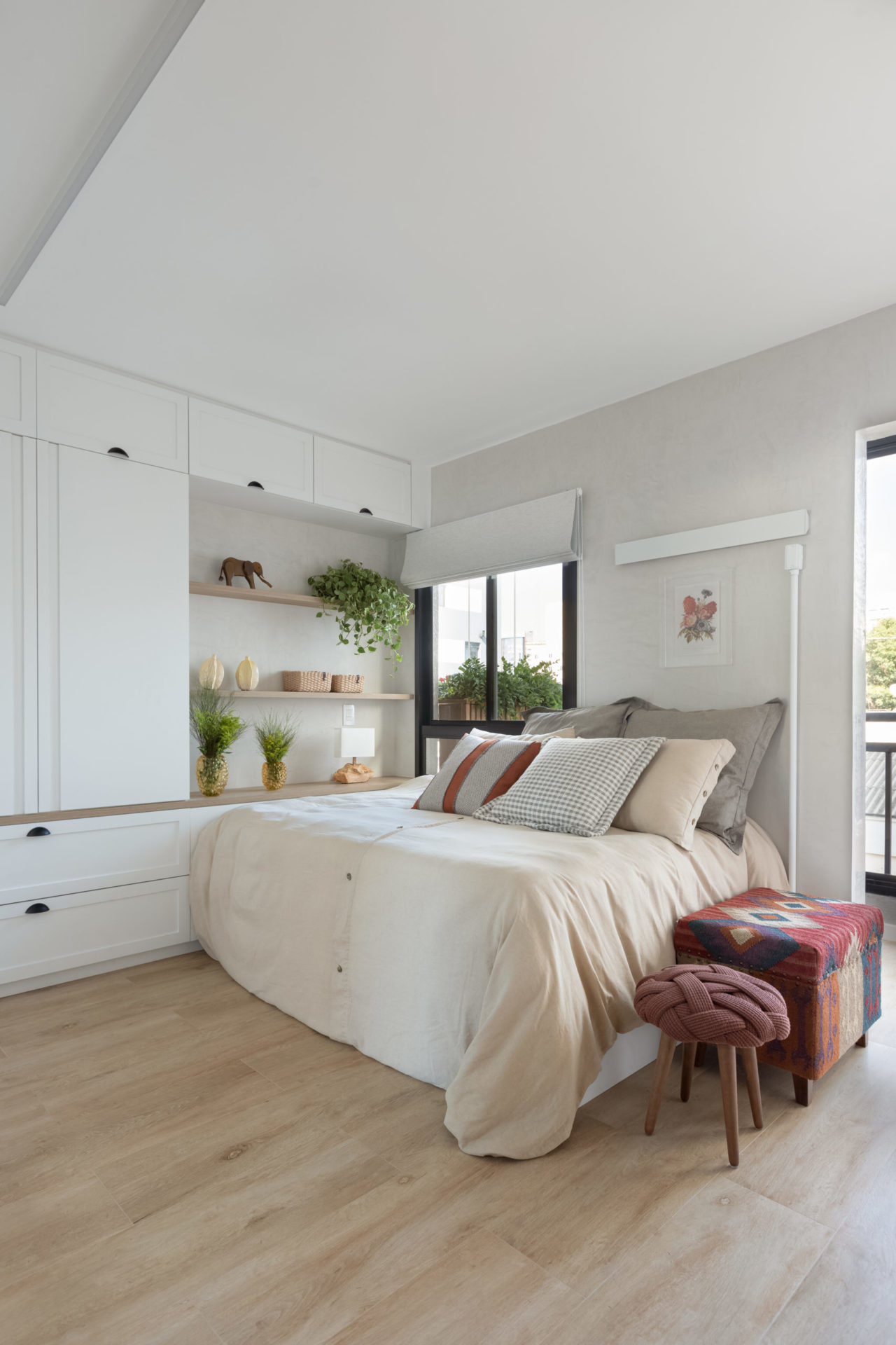 quarto boho chic com cama de casal