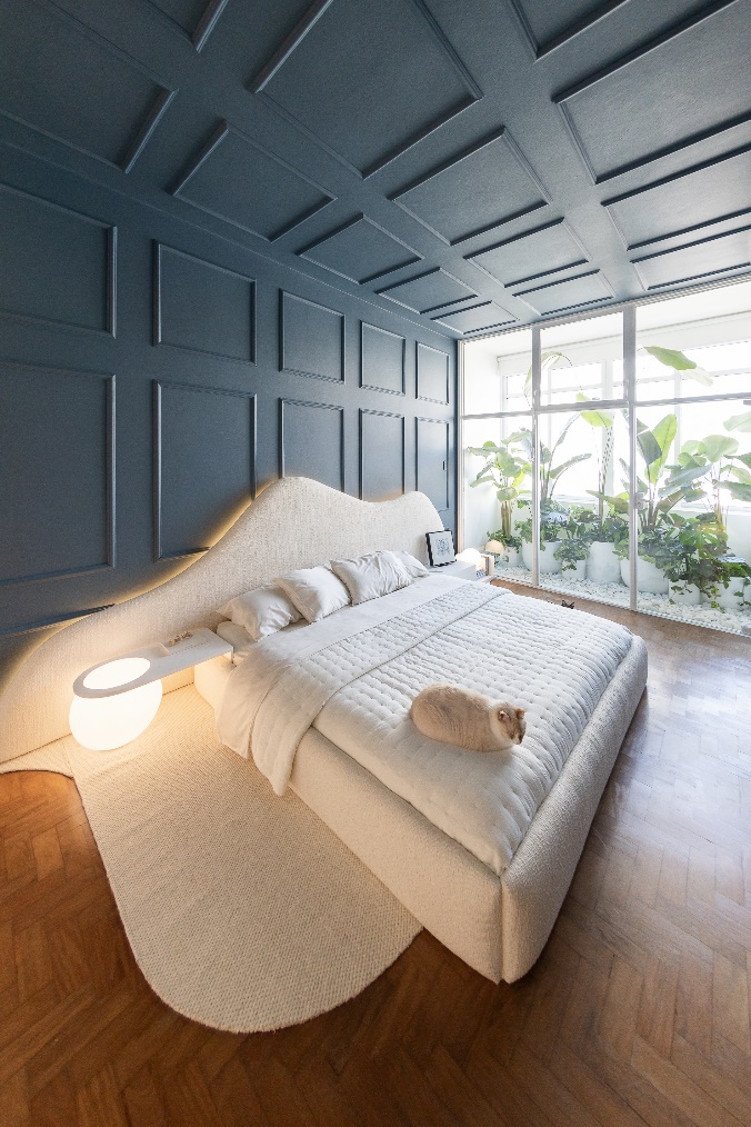 quarto de casal com parede e teto na cor azul