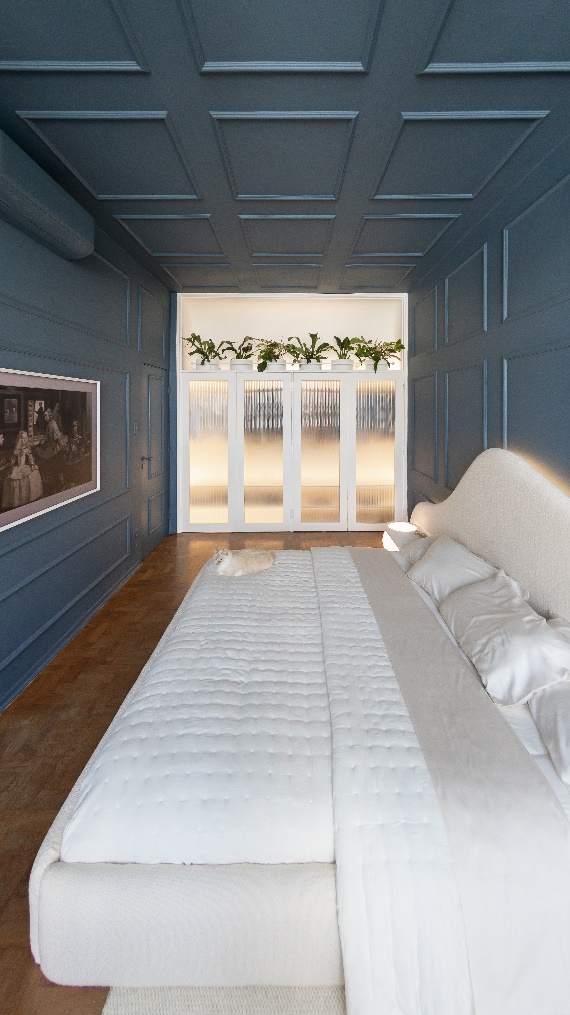 quarto de casal com janela e parede e teto azuis