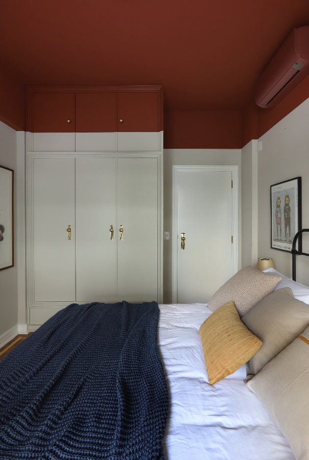 quarto com teto na cor hena