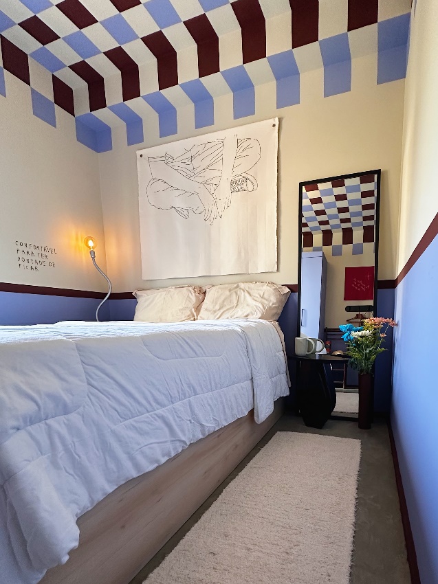 quarto com teto quadriculado