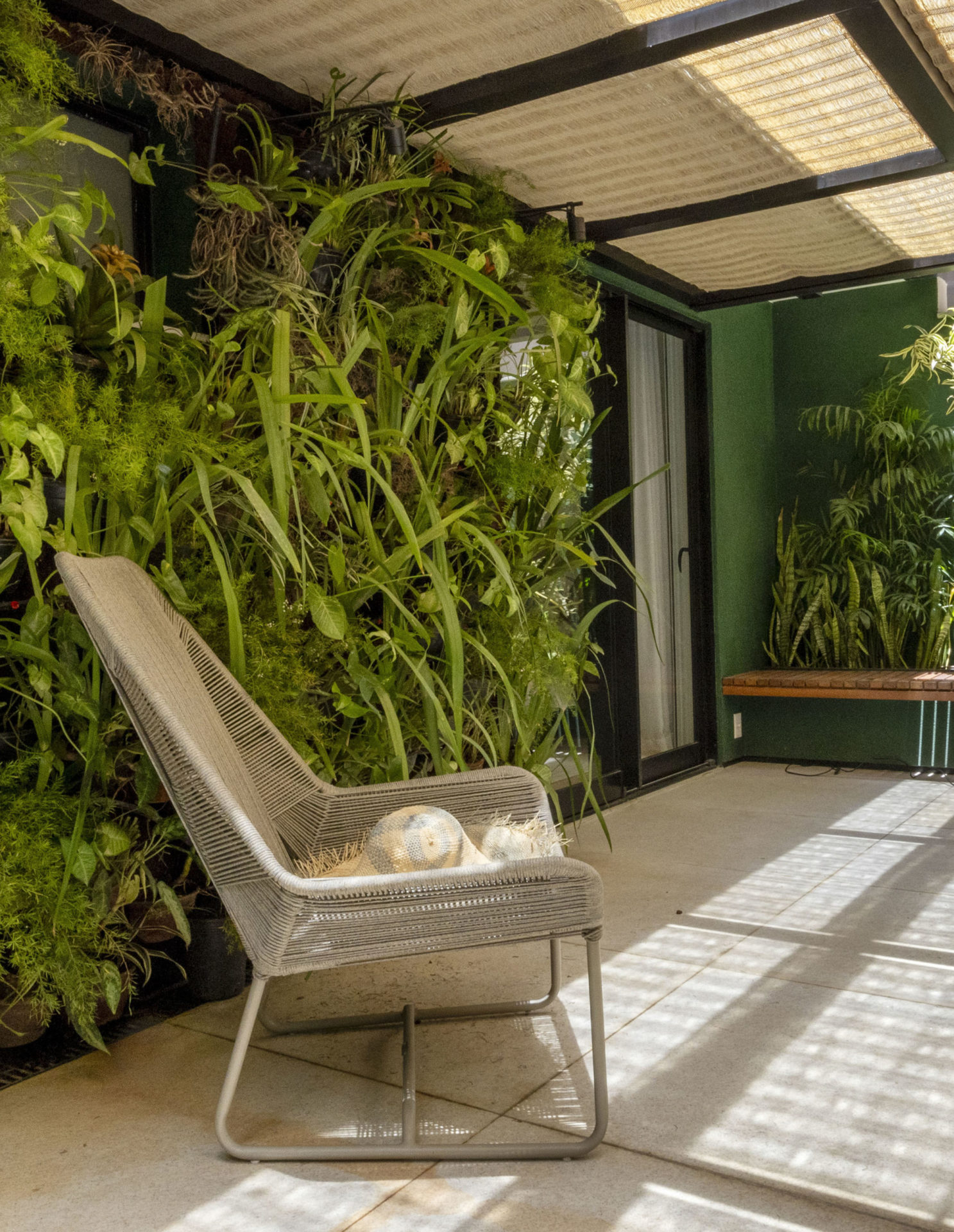 jardim de inverno tropical e espreguiçadeira