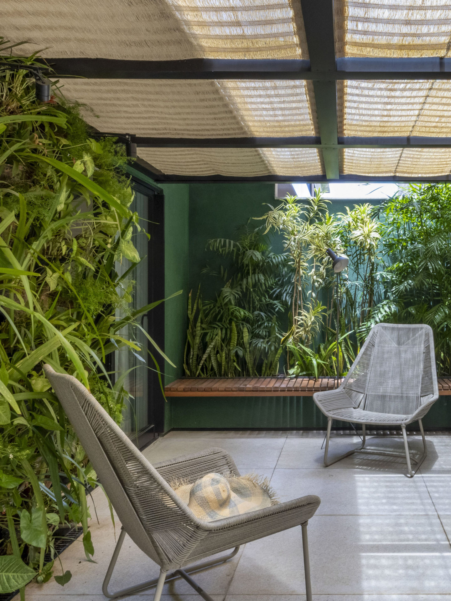 duas poltronas e jardim de inverno
