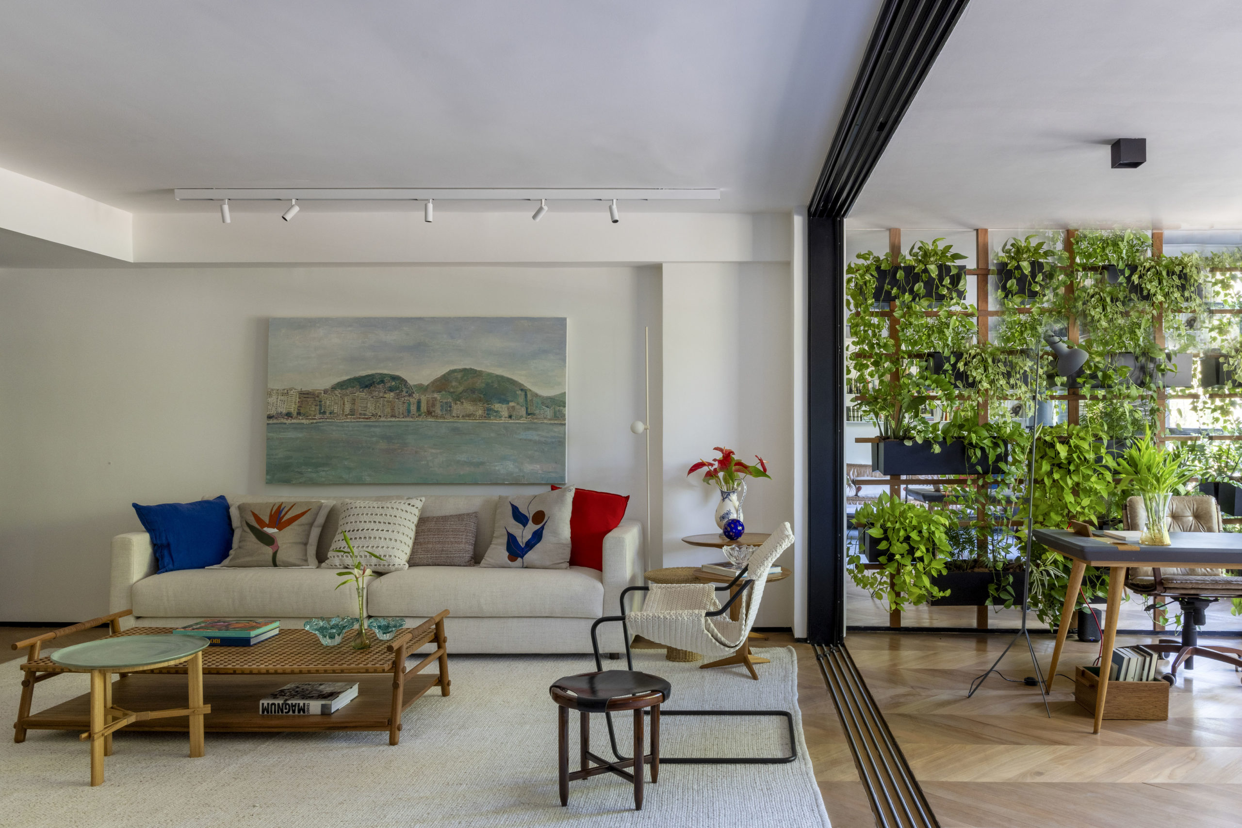 sala e varanda com jardim vertical