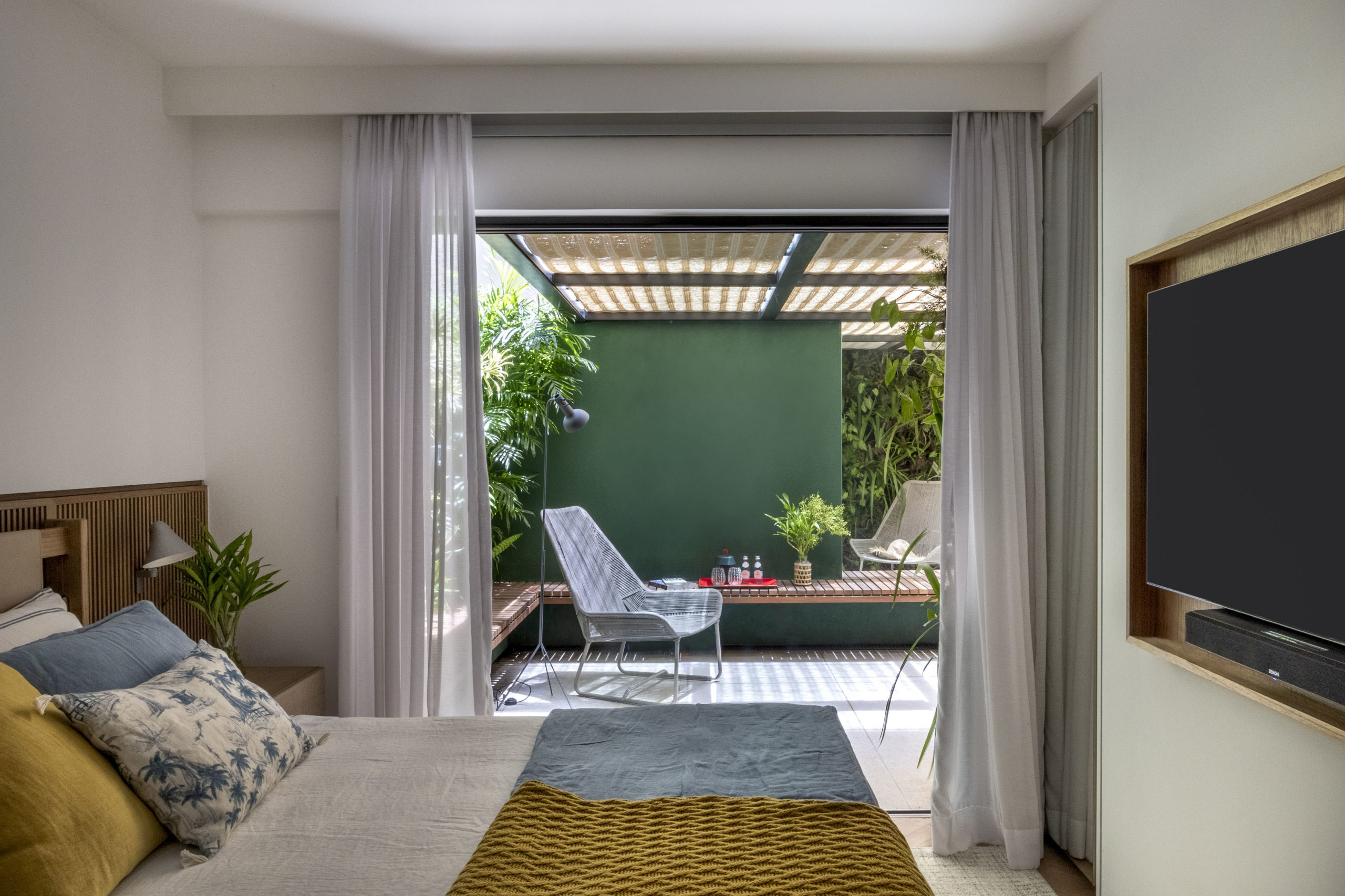 quarto com visão para jardim de inverno tropical