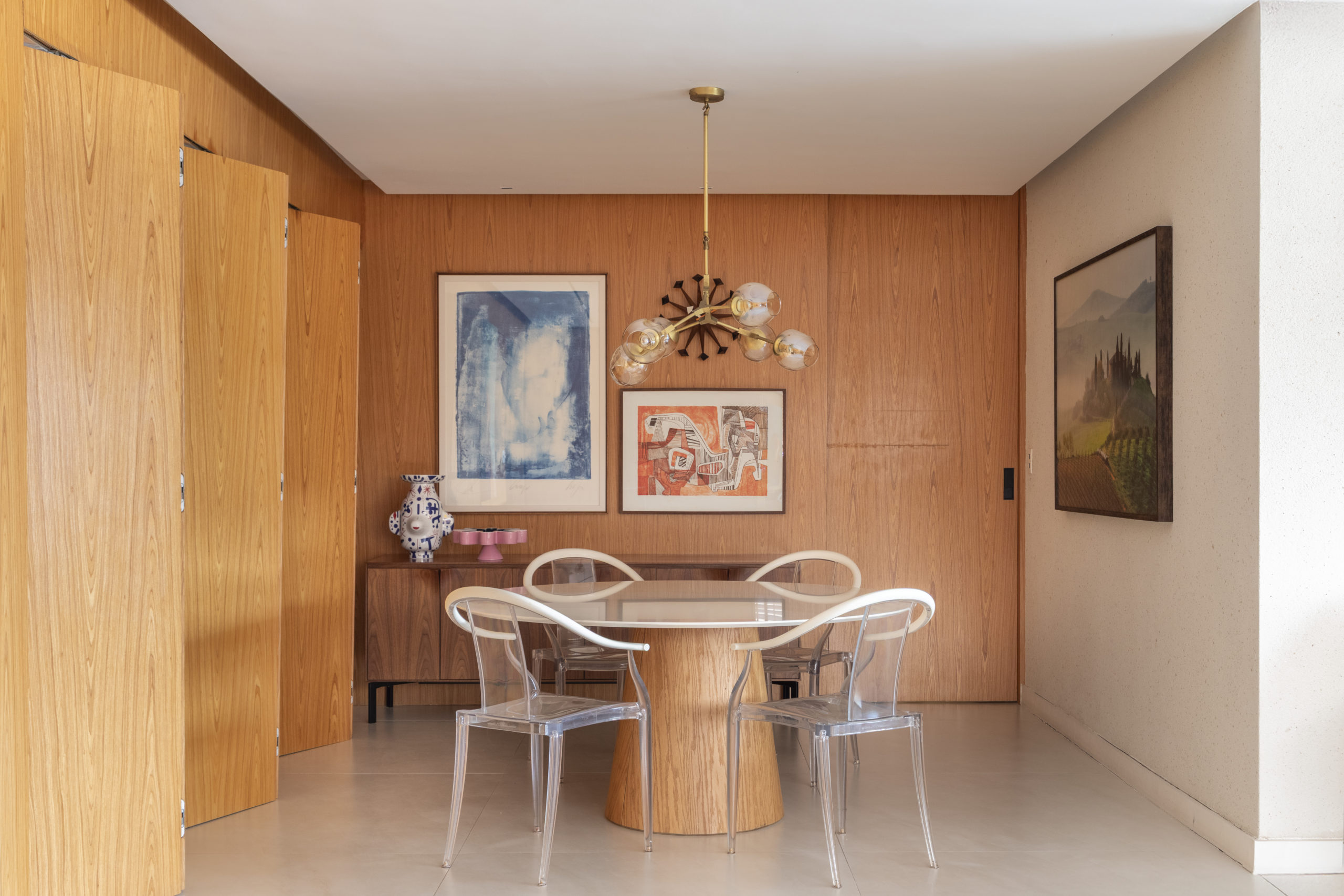 sala de jantar com paredes de madeira
