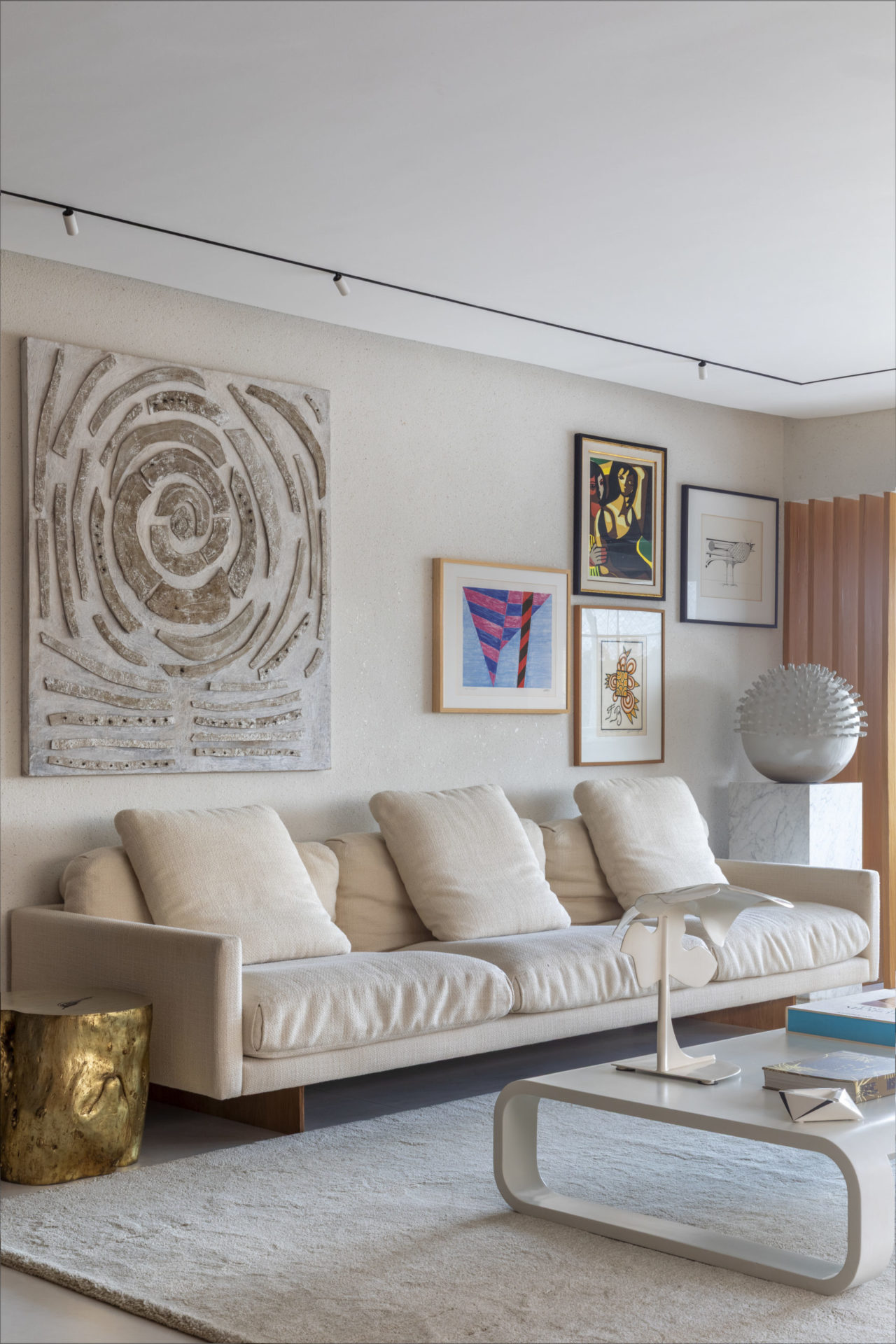 sala de estar com sofá branco