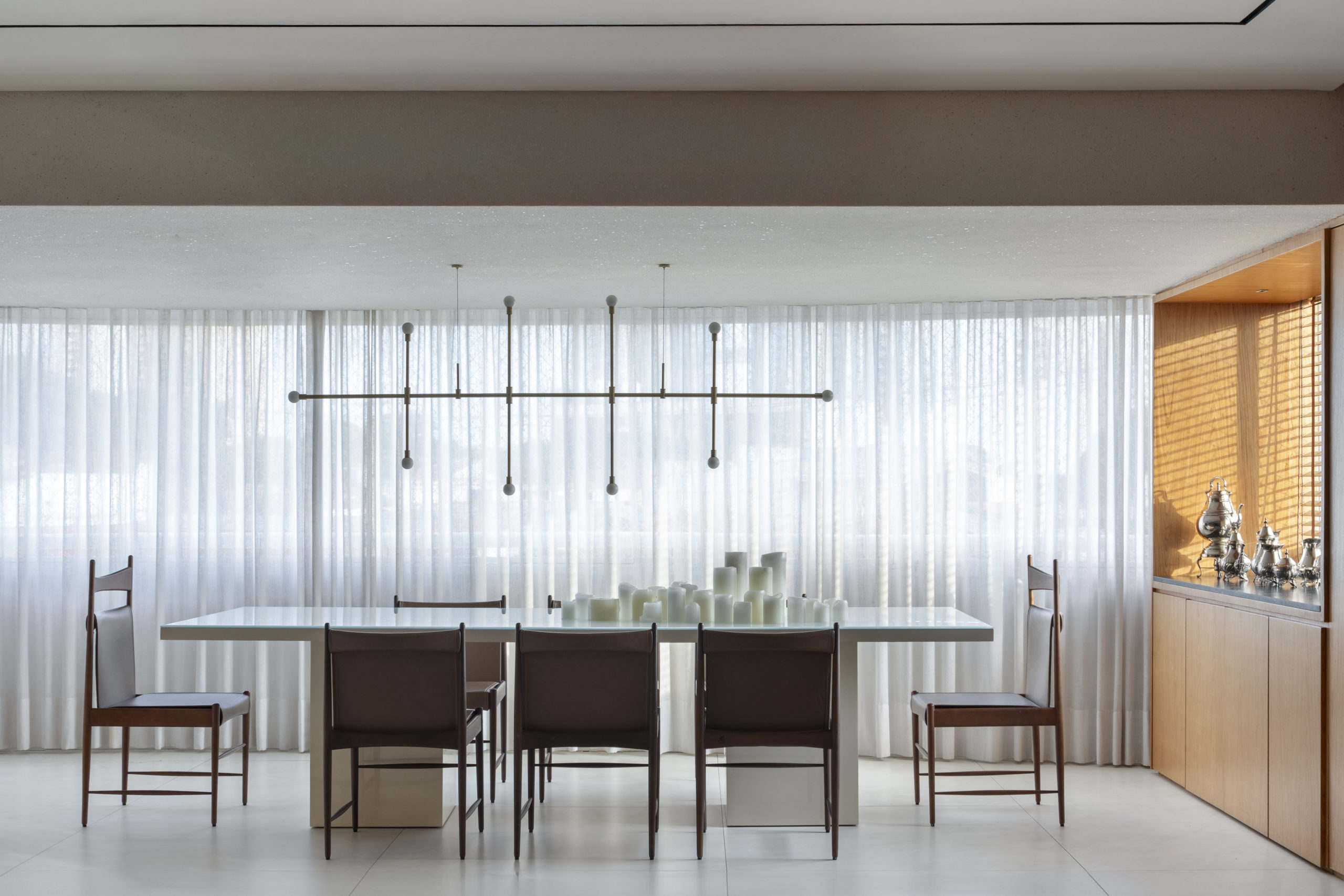 sala de jantar com mesa de jantar