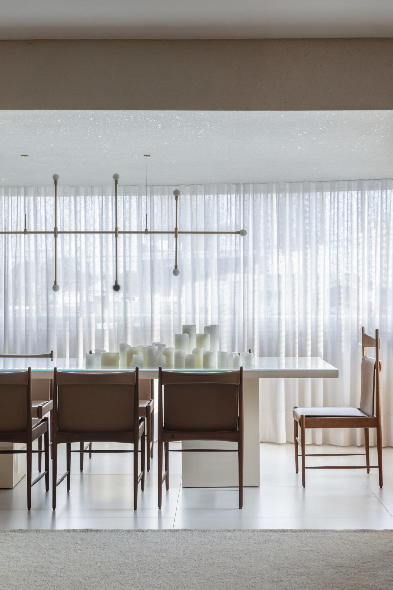 sala de jantar com porcelanato ônix