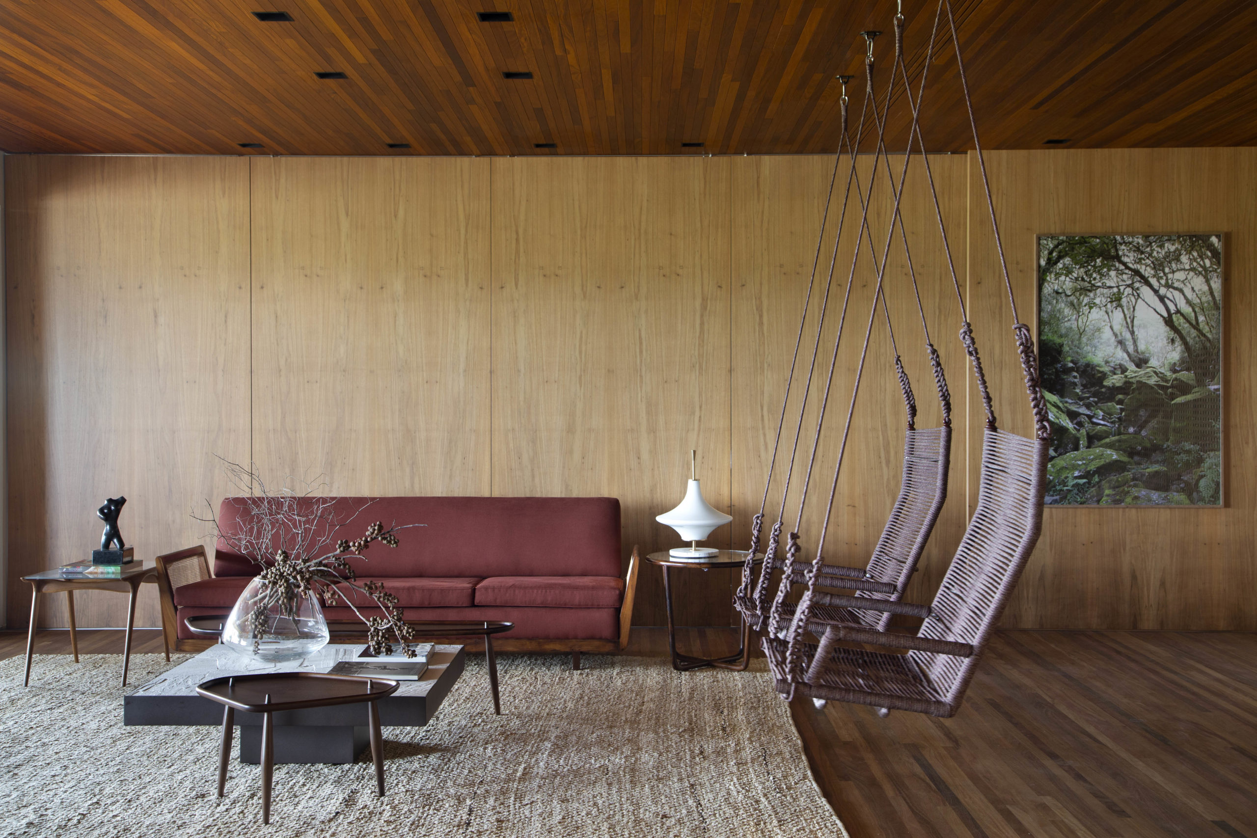 sala de estar com teto de madeira