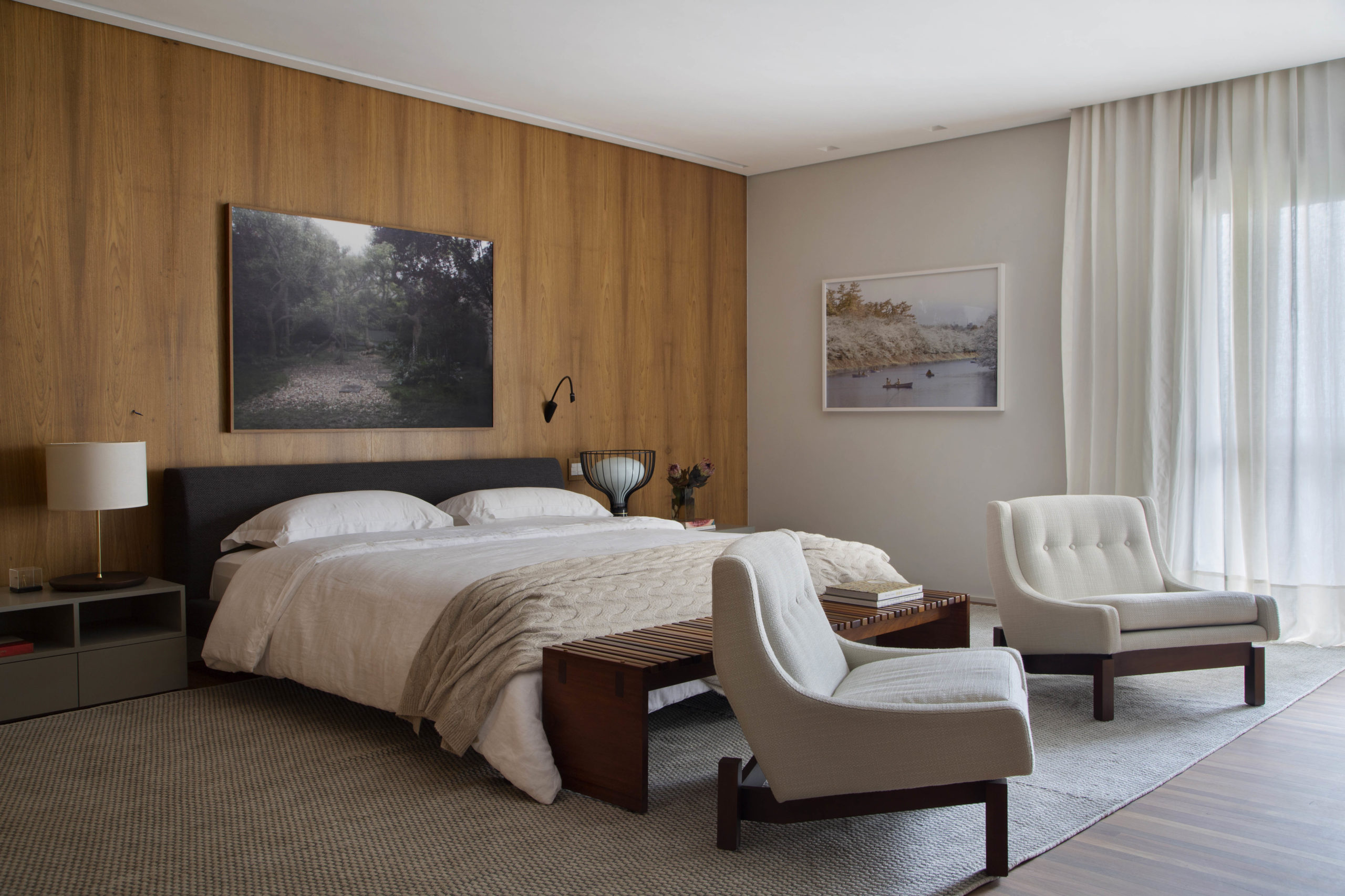 quarto de casal com parede de madeira
