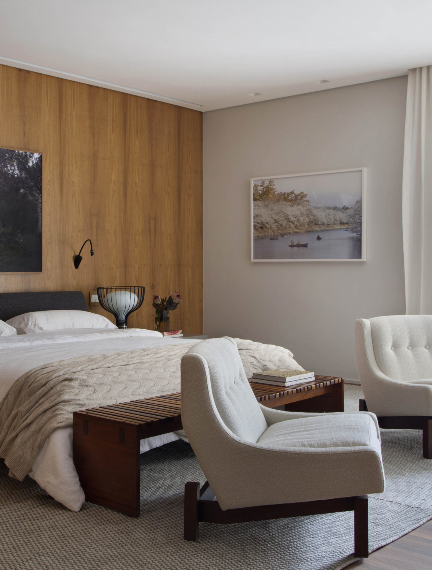 quarto de casal com parede de madeira