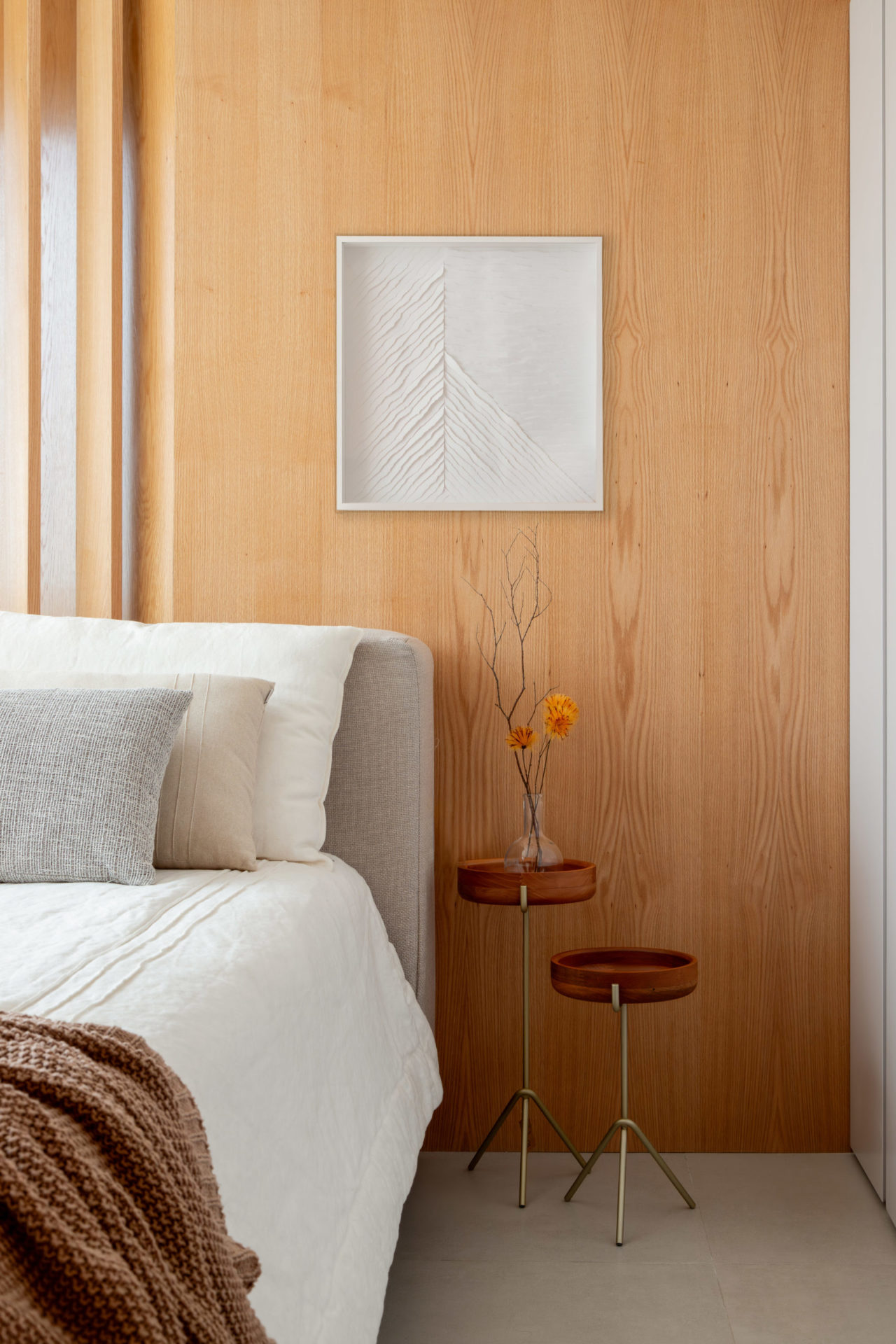quarto com cama de casal e parede de madeira