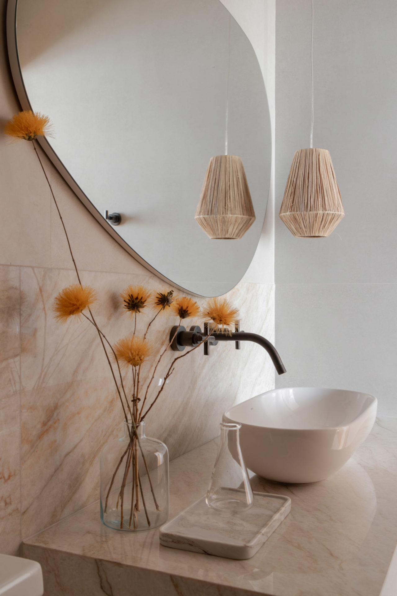 lavabo com decoração em tons claros