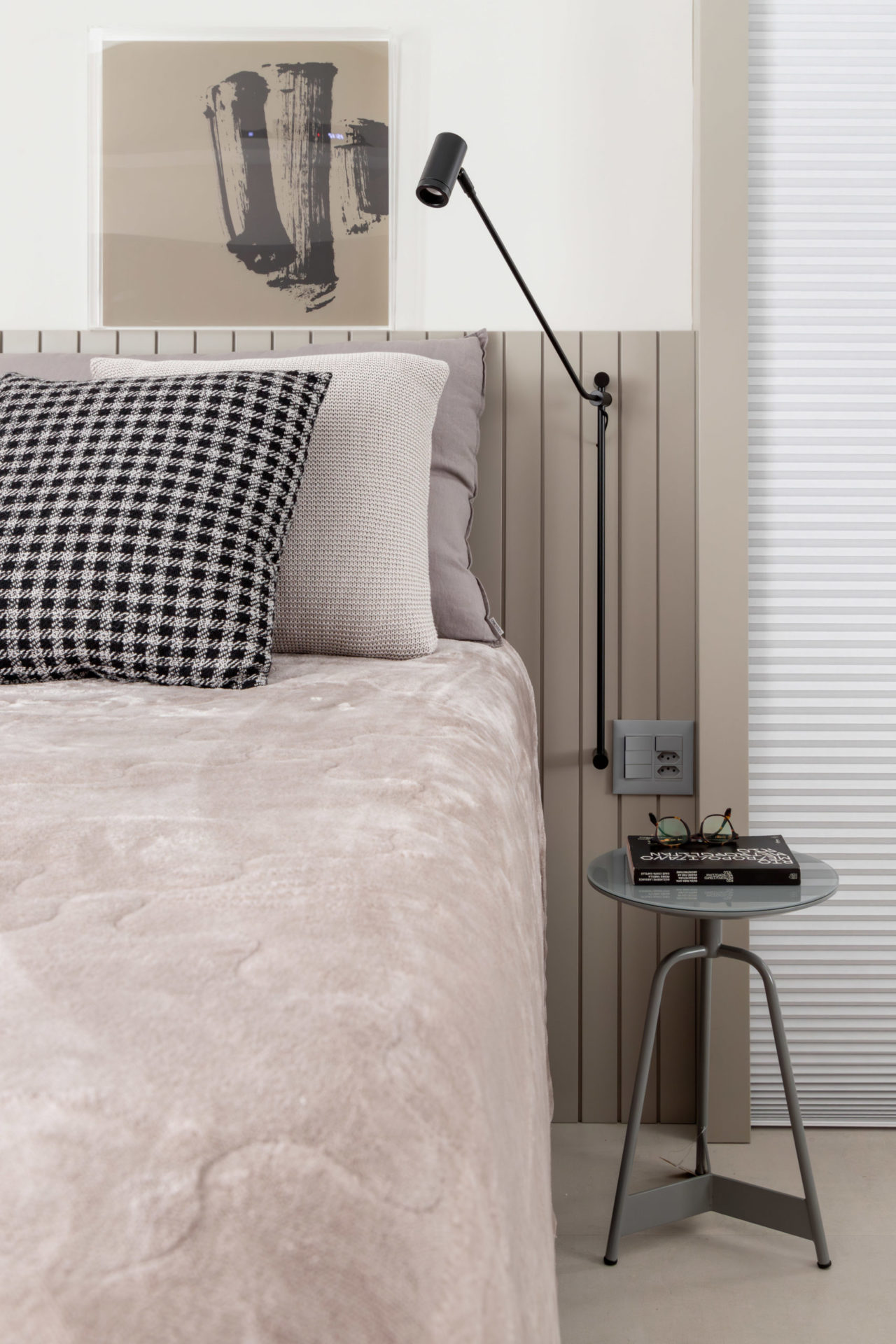 quarto com cama de casal e luminária preta