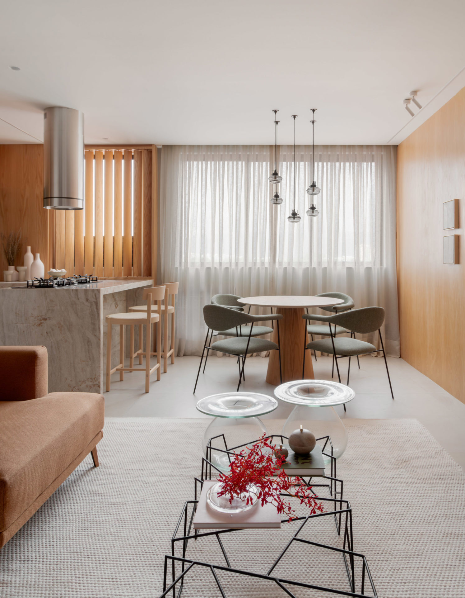 sala minimalista com mesa de jantar e mesa de centro