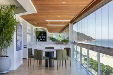 varanda com mesa de frente para o mar