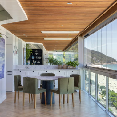 varanda com mesa de frente para o mar