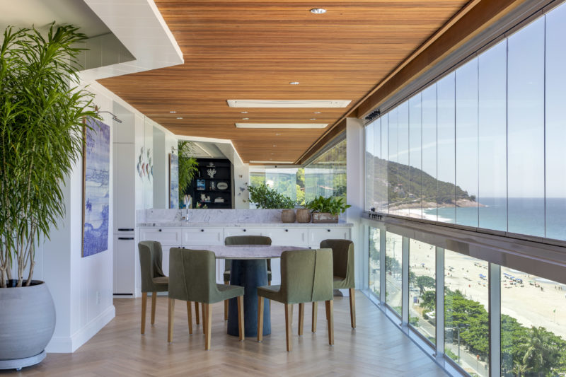 varanda com mesa de frente para o mar