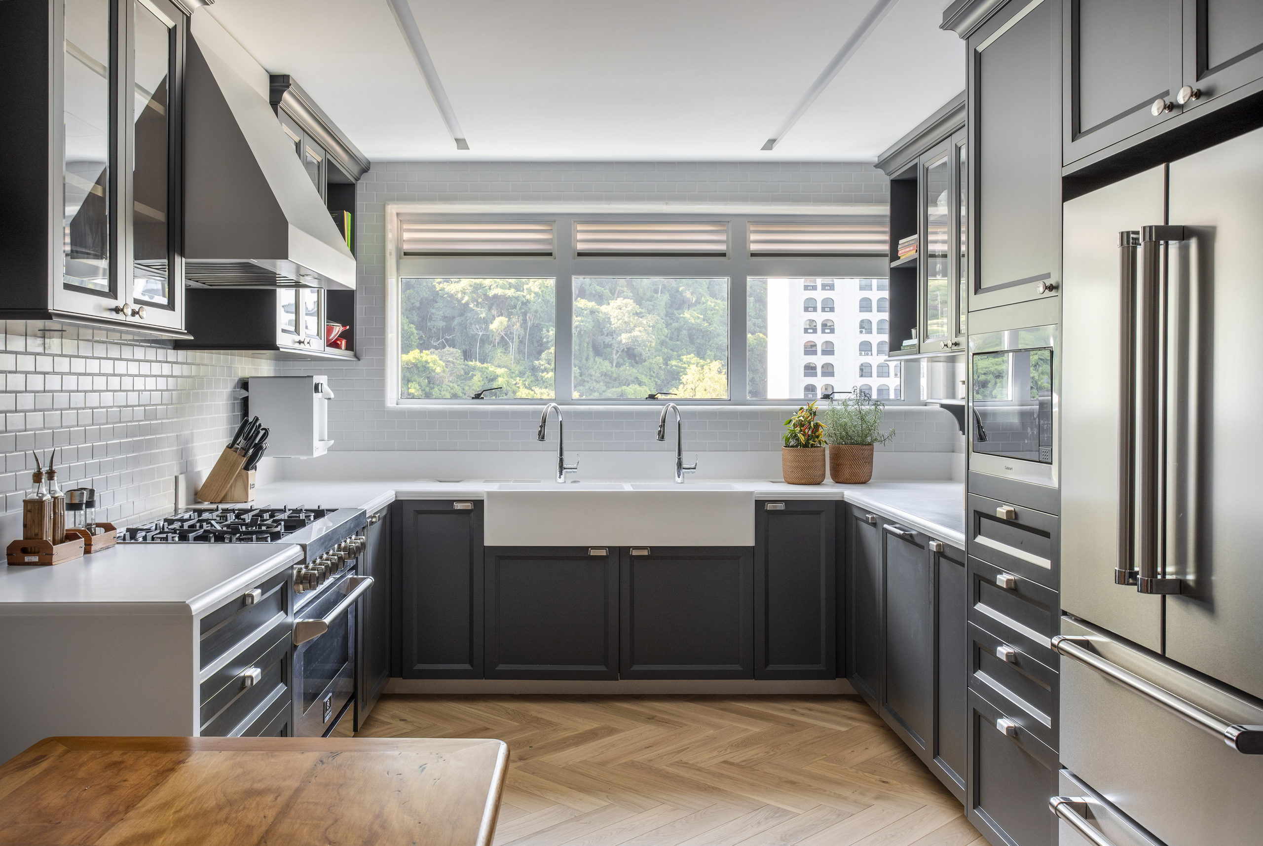 cozinha com piso de madeira