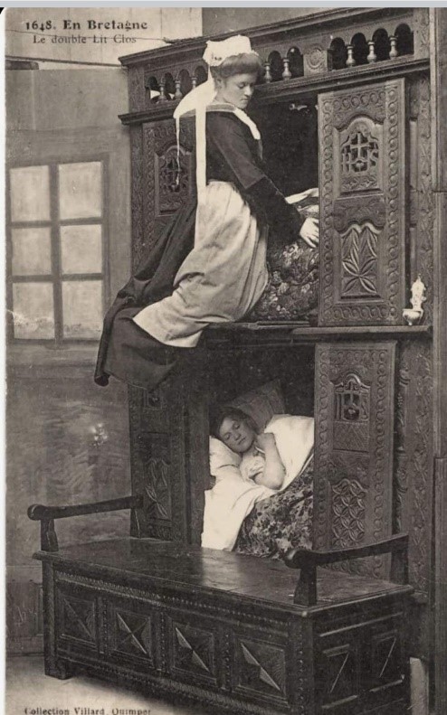 Cama Box de Yore: um mobiliário tradicional da Bretanha  (sec. XVIII e XIX), uma cama fechada utilizada em casas com somente um quarto, a cama oferecia alguma privacidade e ajudava a manter o calor durante o inverno.