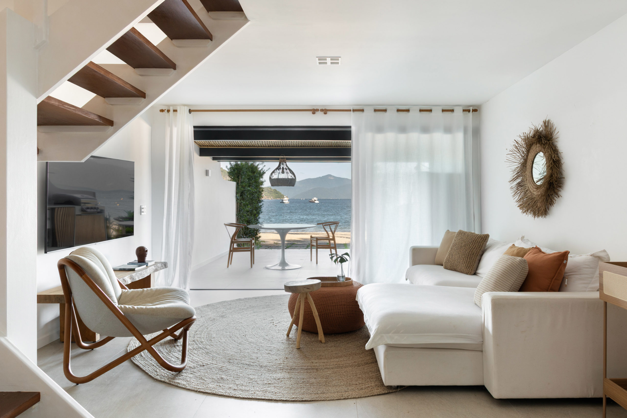 Casa de praia com atmosfera leve, natural e descontraída