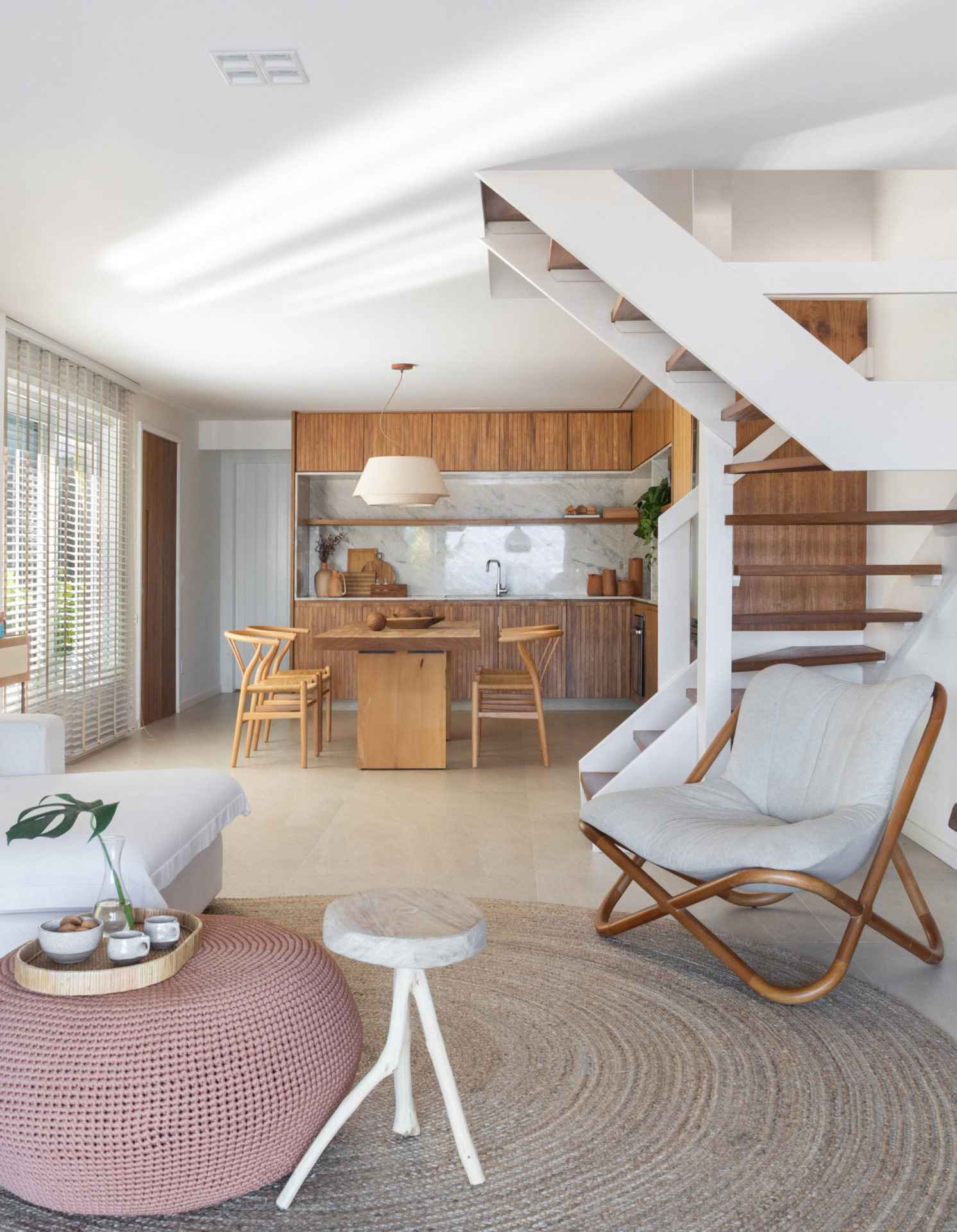 sala de estar com escada