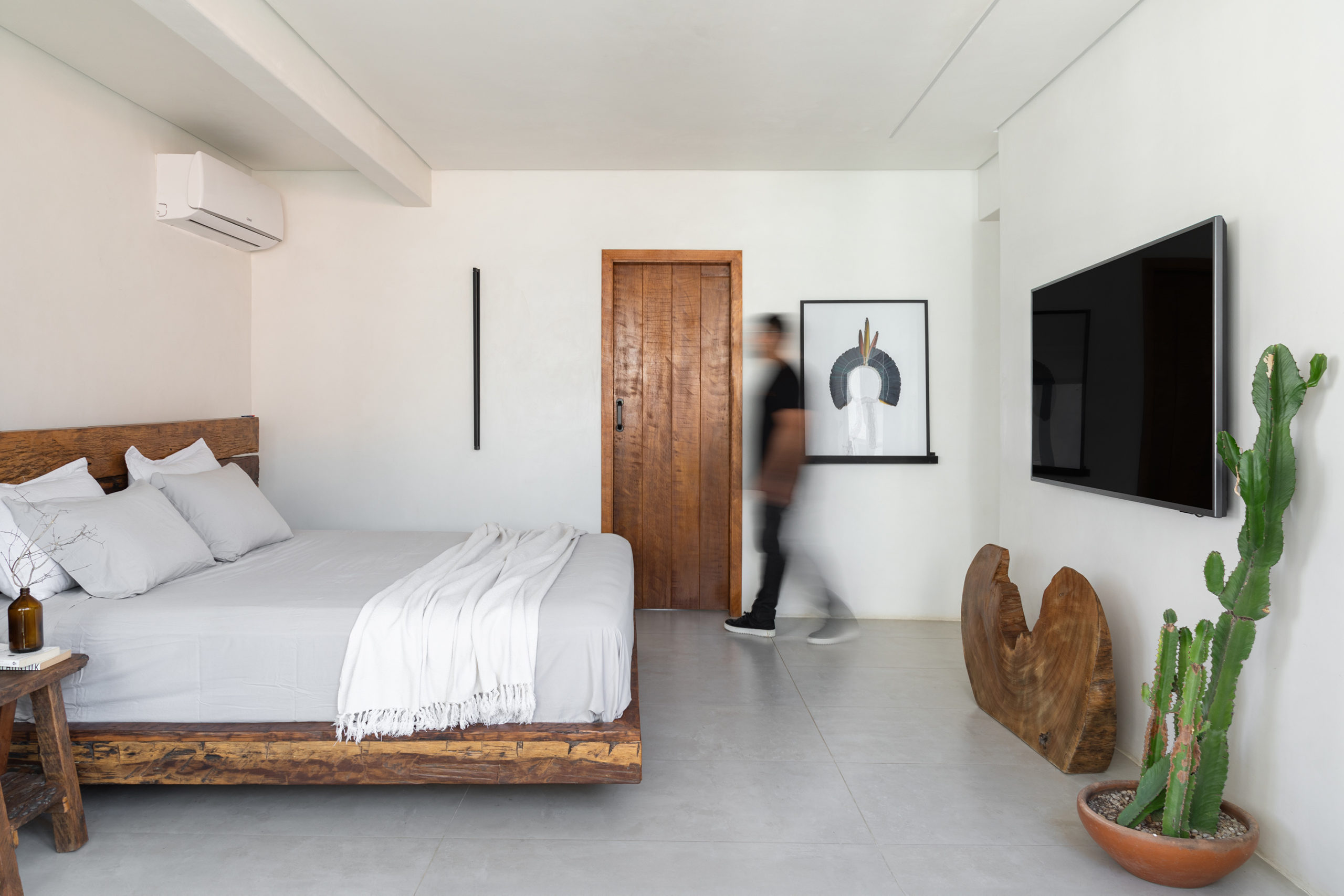 suíte com cama de casal rústica